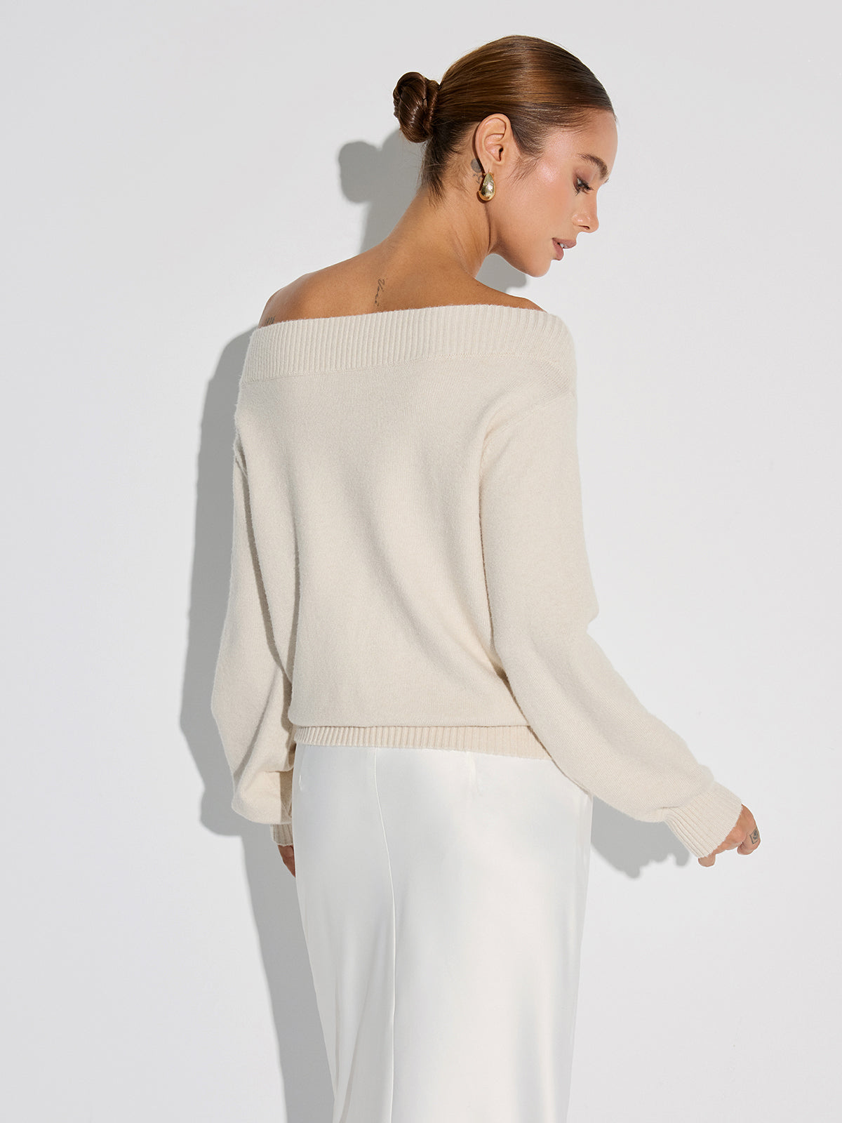 Sweter z odkrytymi ramionami zdobiony kryształkami