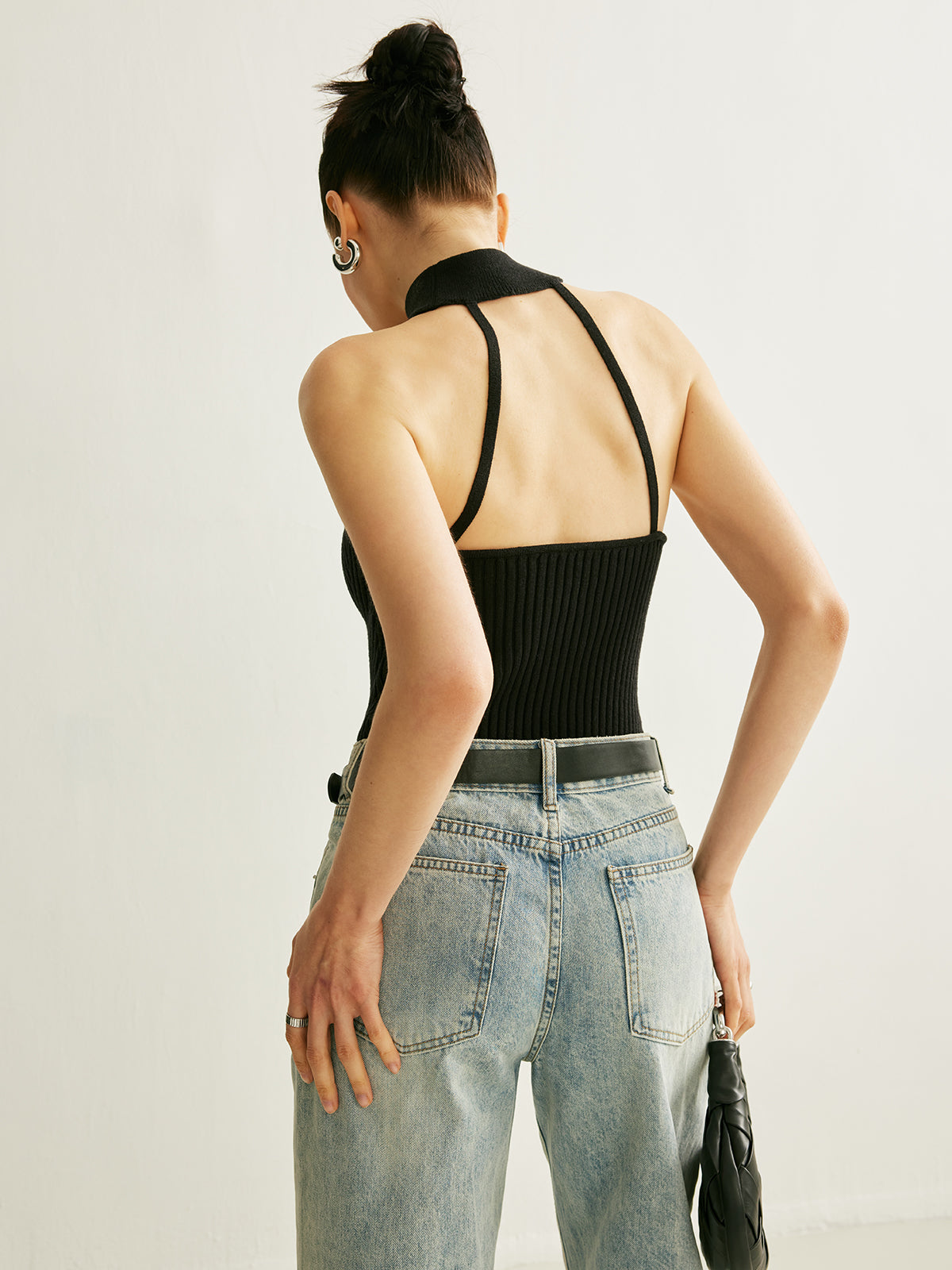Prążkowany top halter z detalem pierścienia