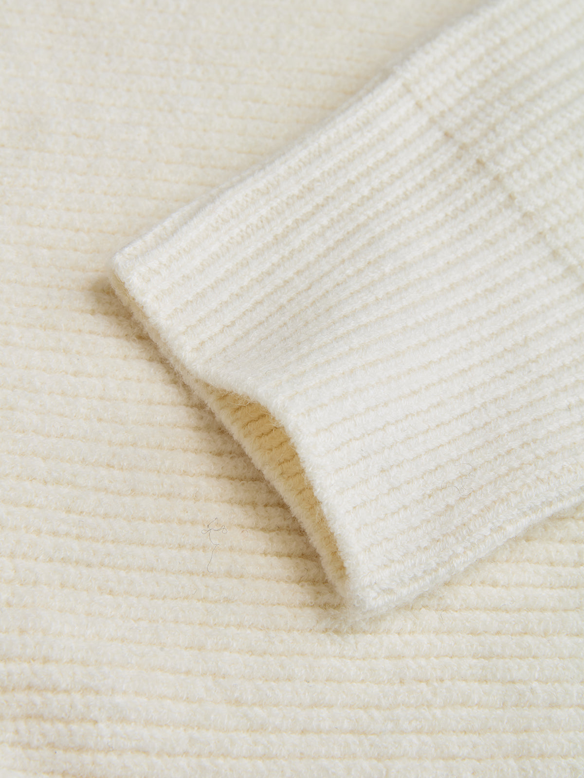 Sweter z wycięciami i blokami kolorów