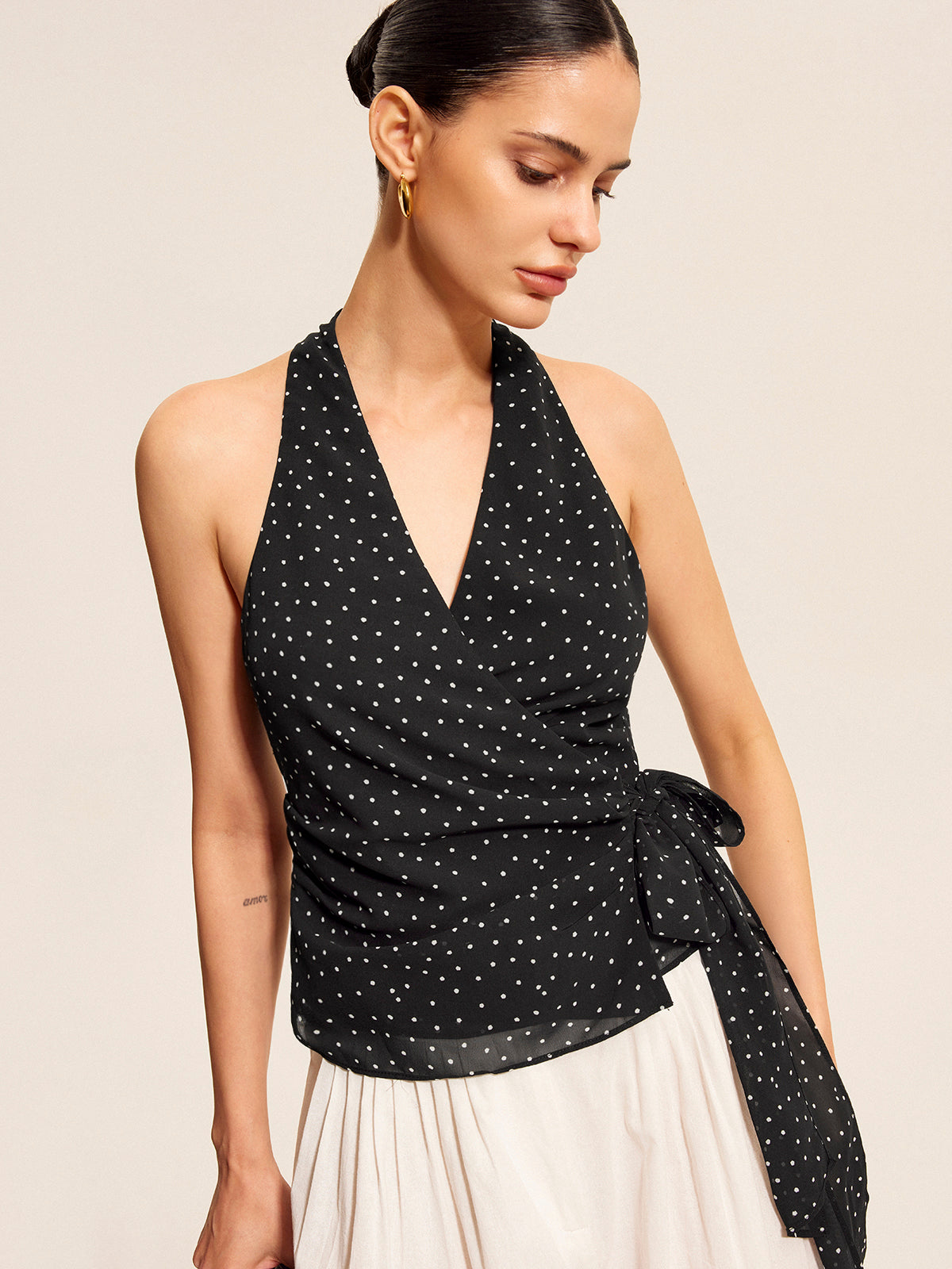 Halter top z wiązaniem i kropkami