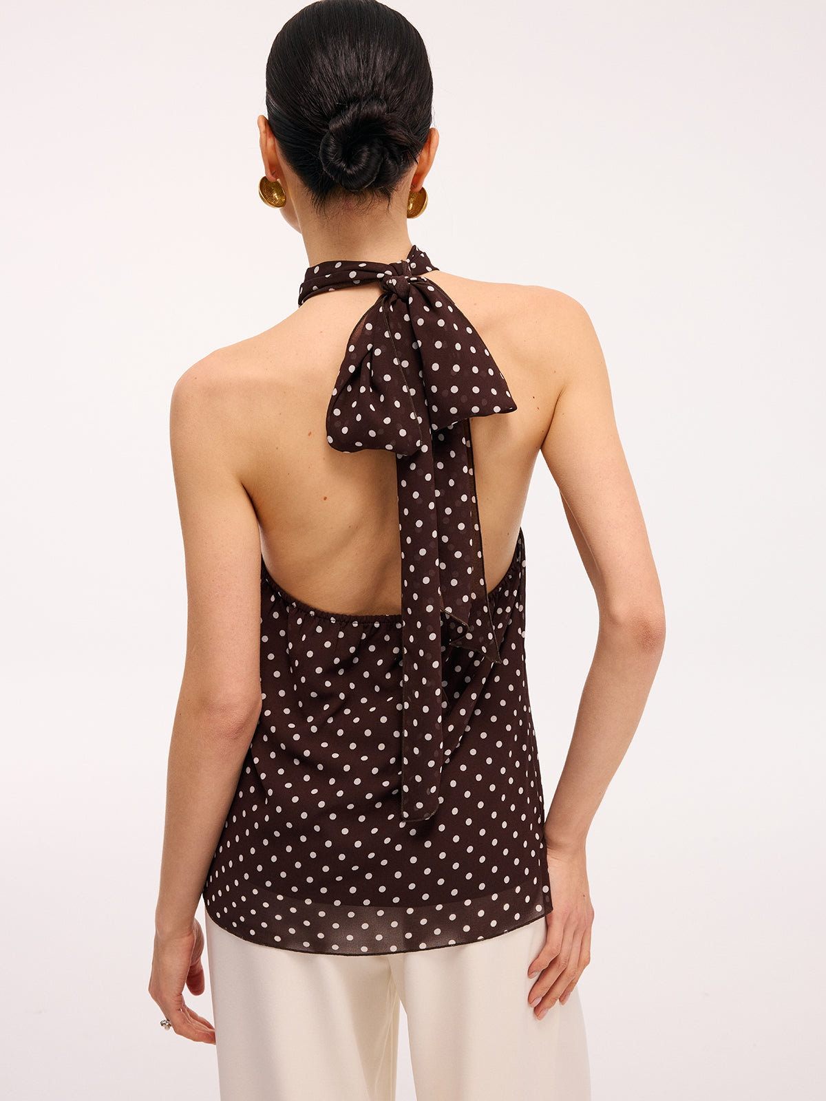 Top z odkrytymi plecami w grochy z metalowym detalem