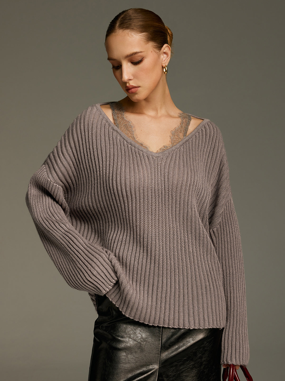 Sweter z koronkowym panelem z mieszanki wełny