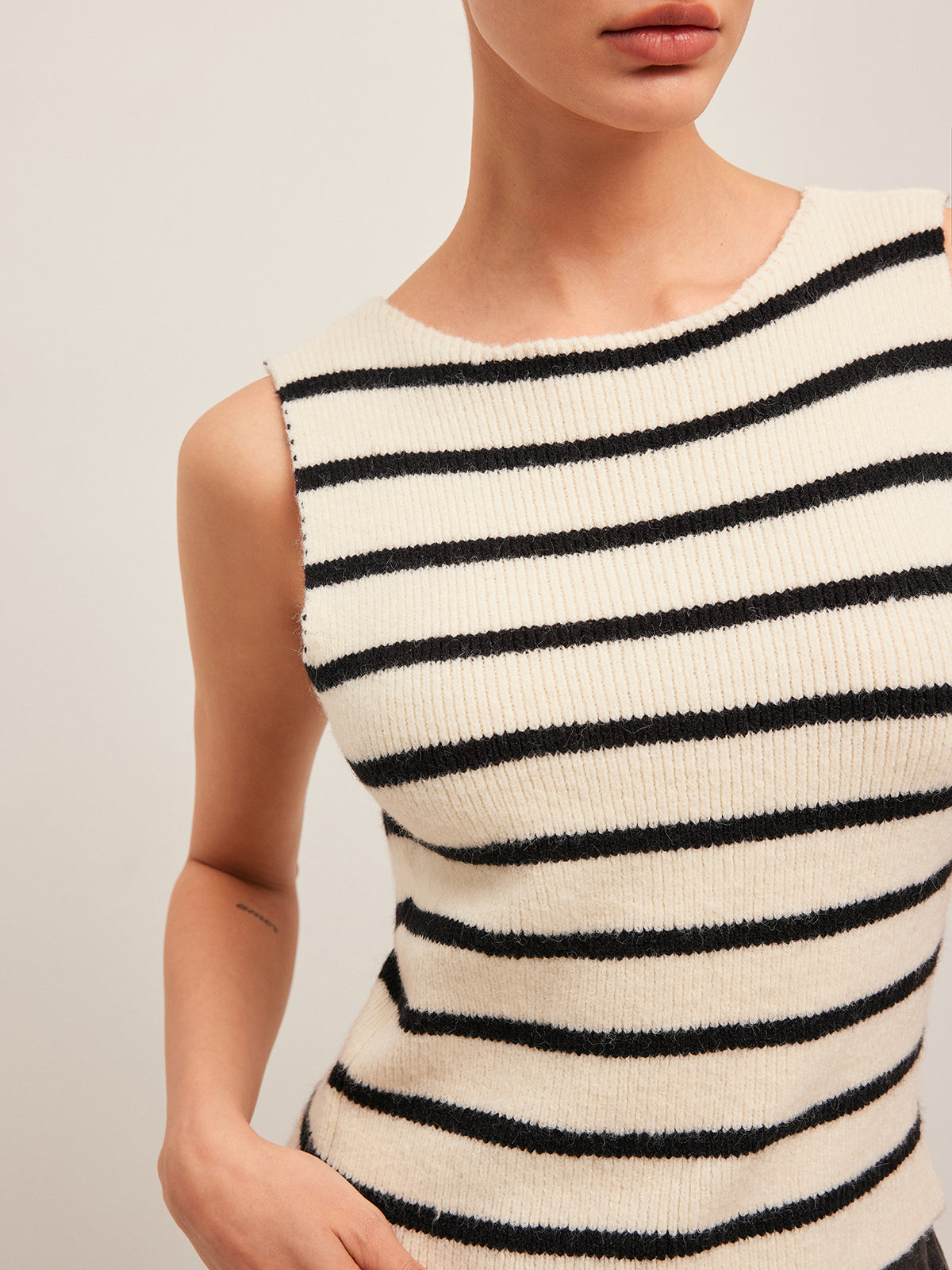 Kamizelka swetrowa w paski z detalem kokardy na plecach