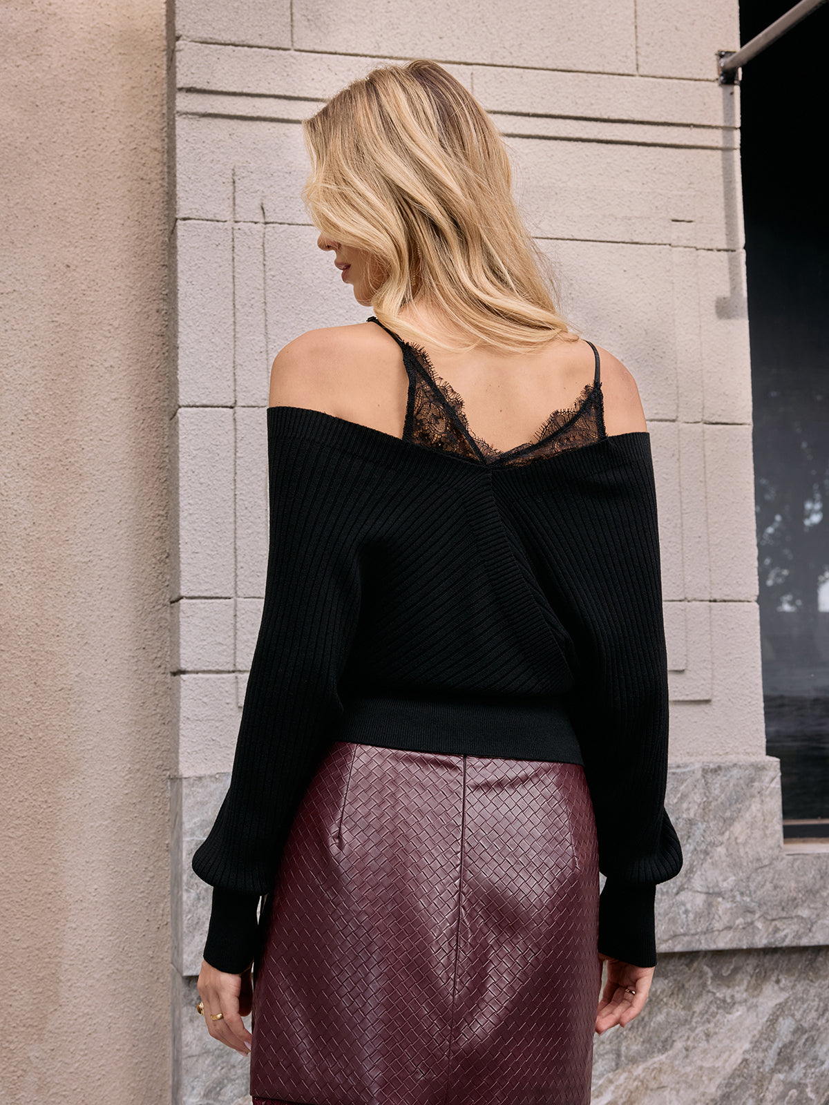 Sweter z mieszanki wełny z koronkowymi wstawkami i rękawami typu batwing