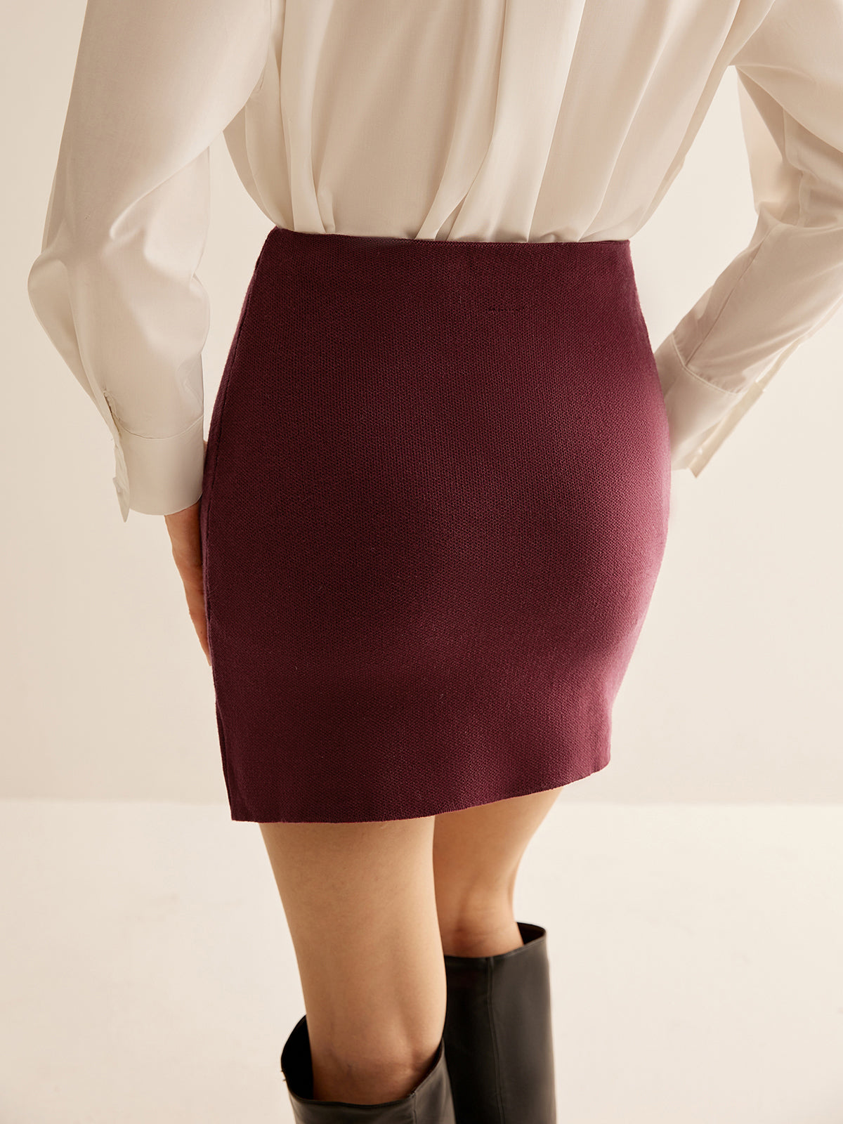 Minimalistyczna wąska spódnica mini z dzianiny