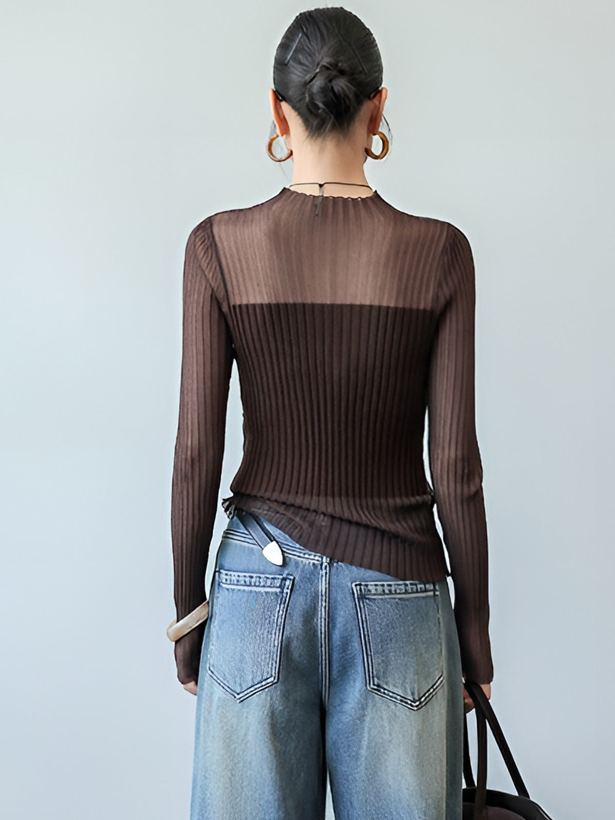 Sweter z przezroczystymi wstawkami