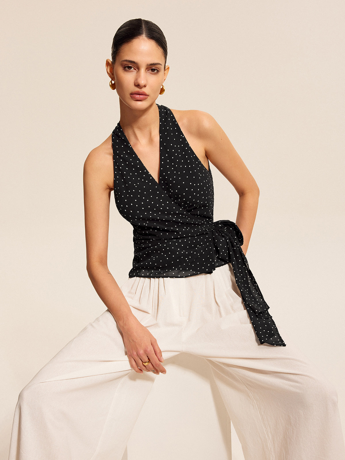 Halter top z wiązaniem i kropkami