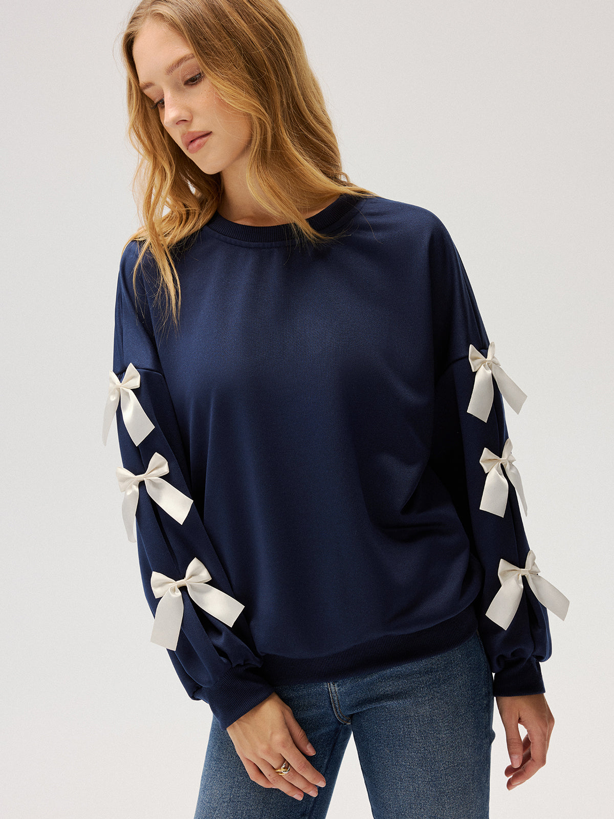 Bluza damska z ozdobnymi kokardkami na rękawach