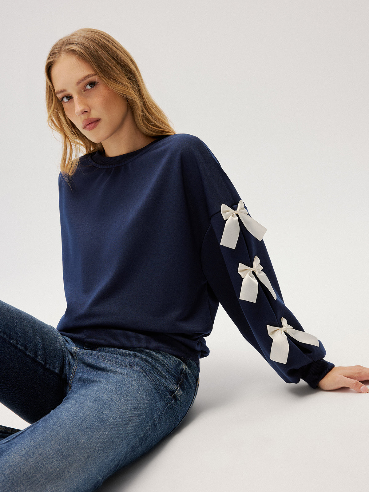Bluza damska z ozdobnymi kokardkami na rękawach