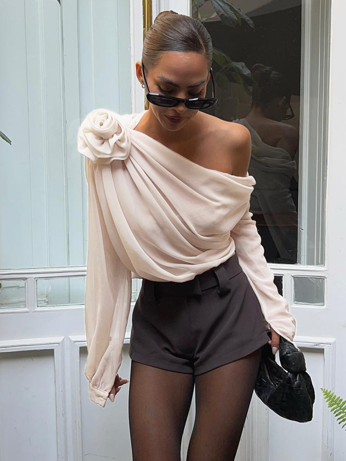 Bluzka asymetryczna z marszczeniem i kwiatowym detalem