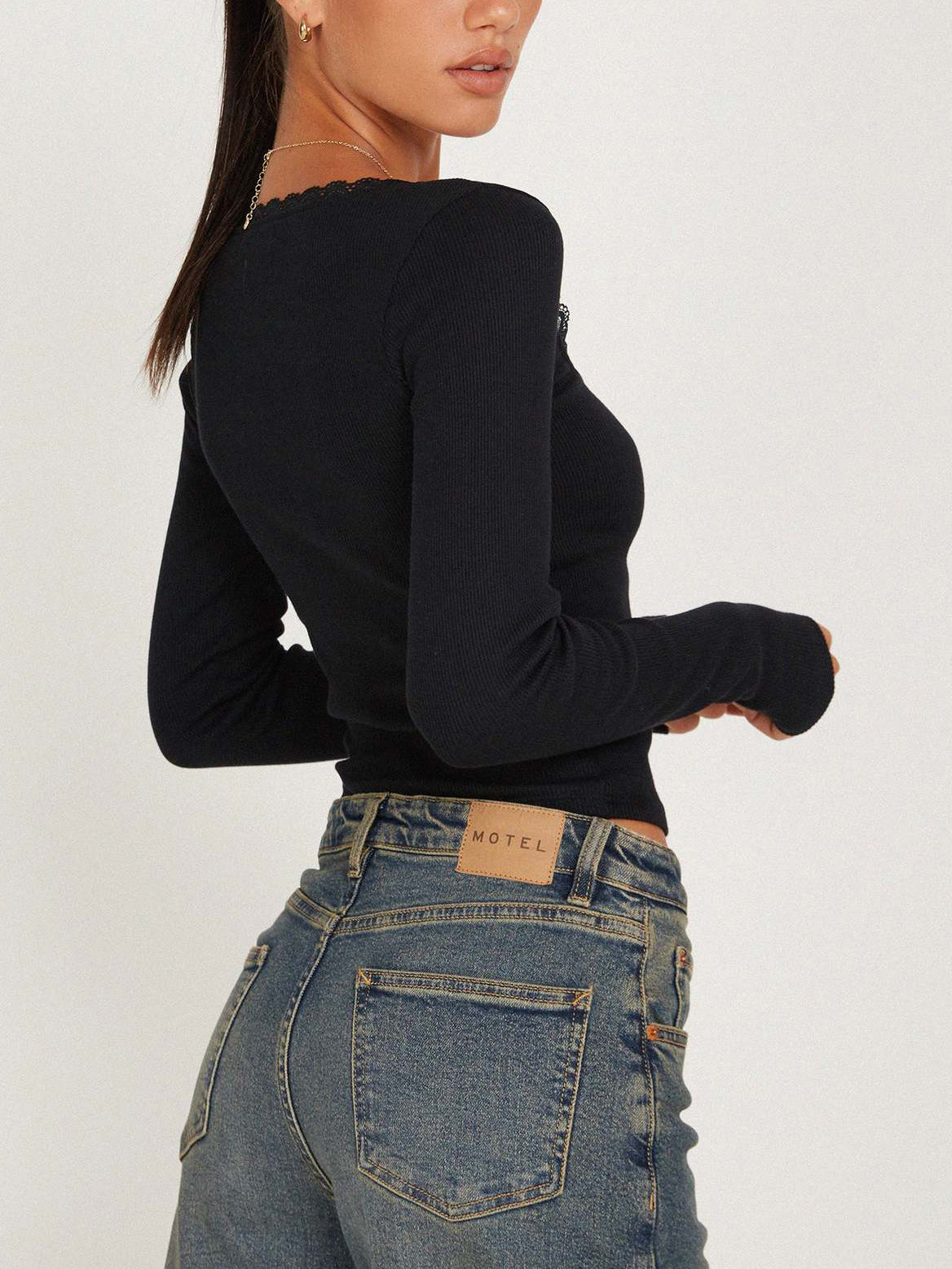 Bluzka z długim rękawem i koronkowym dekoltem