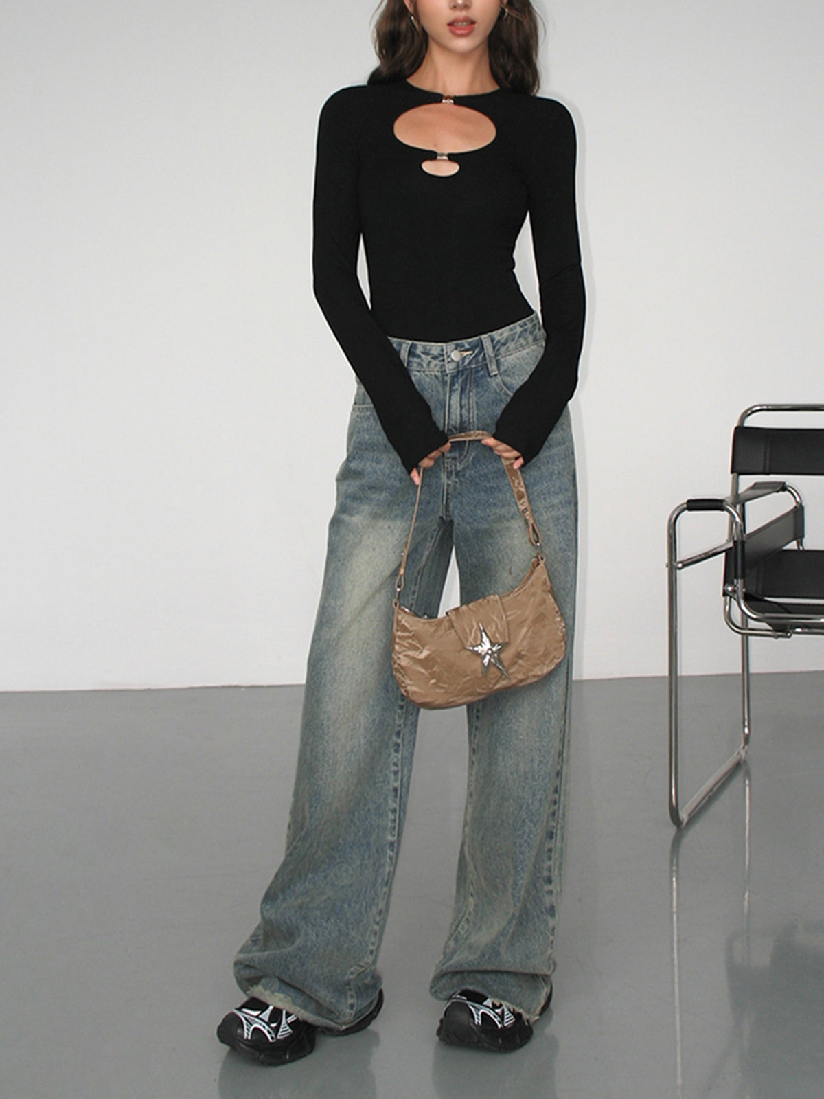 Bluzka z długim rękawem i wycięciem na dekolcie