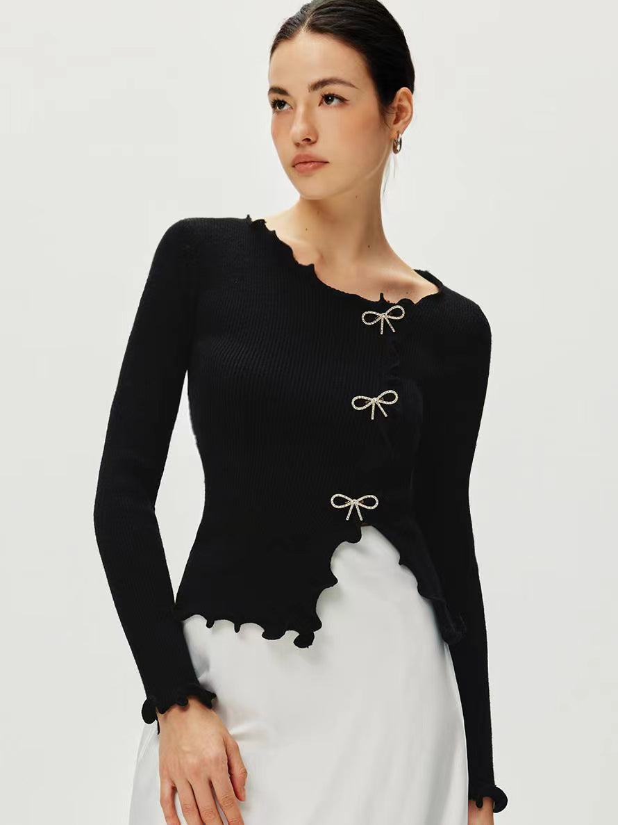 Bluzka z ozdobnymi wiązaniami i falbankami