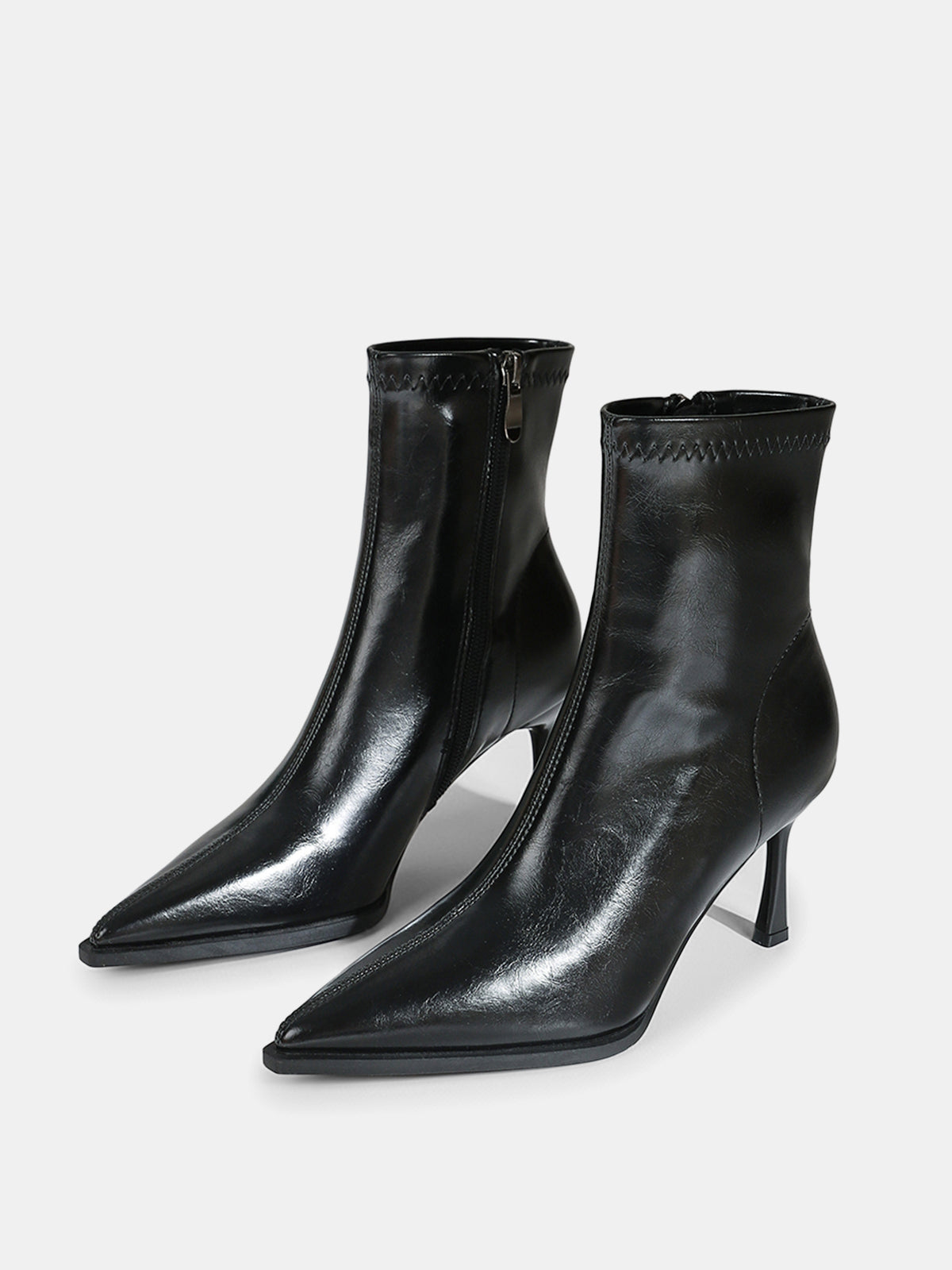 Botki na obcasie z ozdobnym przeszyciem