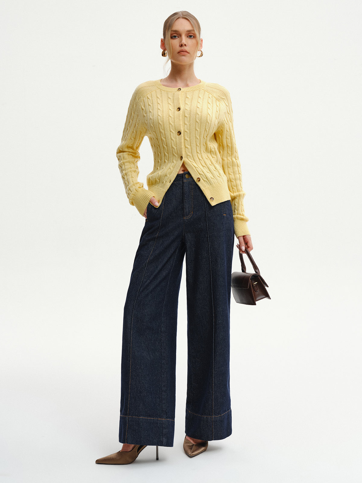 Jeansy z szerokimi nogawkami i wysokim stanem