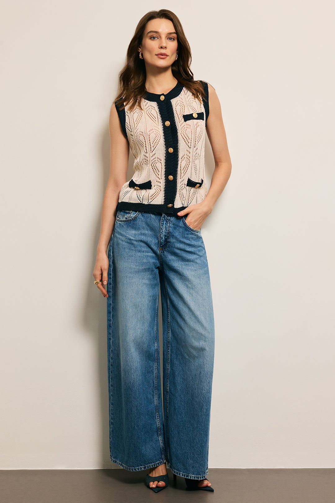 Kamizelka ażurowa z ozdobnymi guzikami