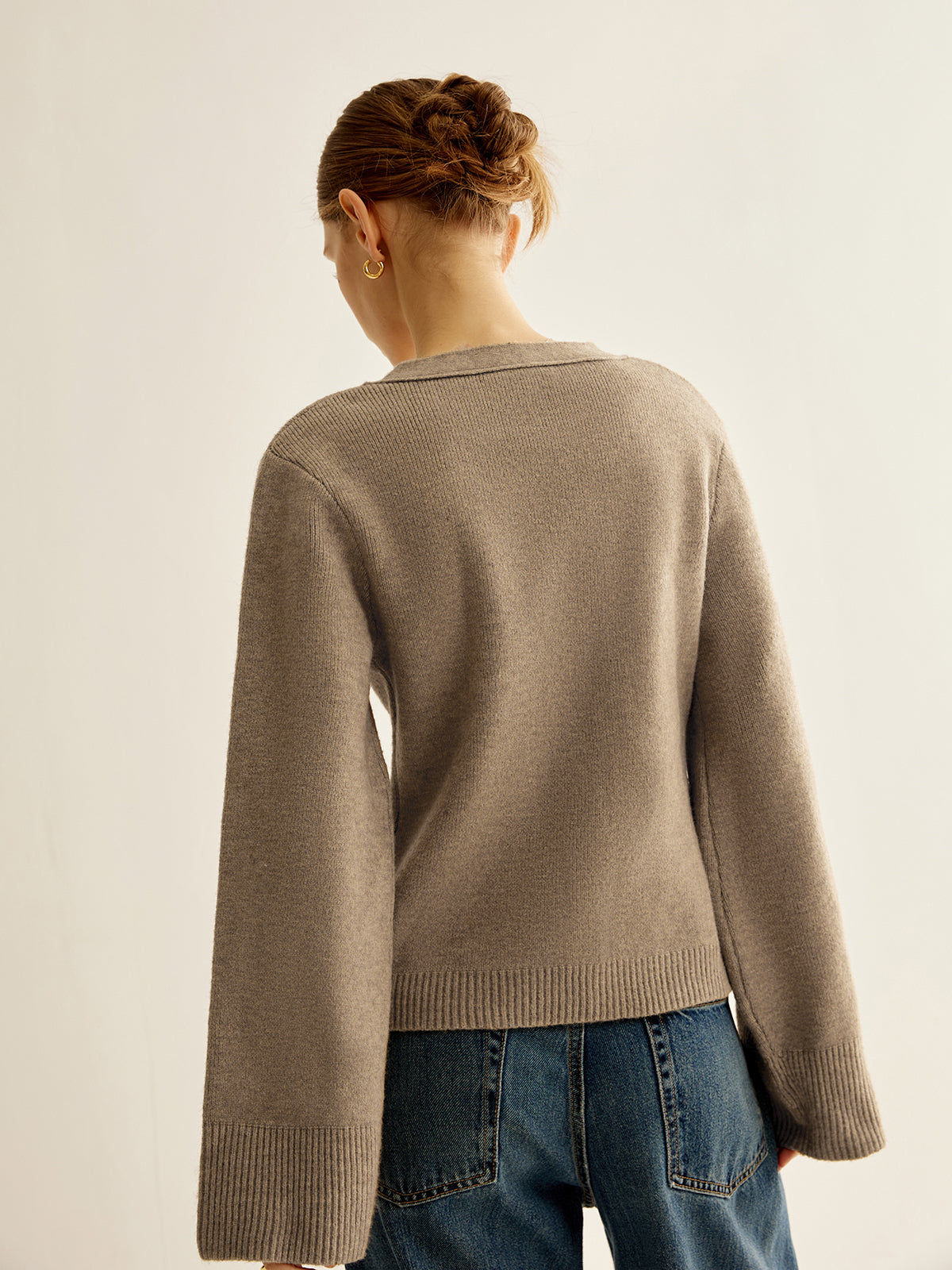 Kardigan z głębokim dekoltem i kieszeniami