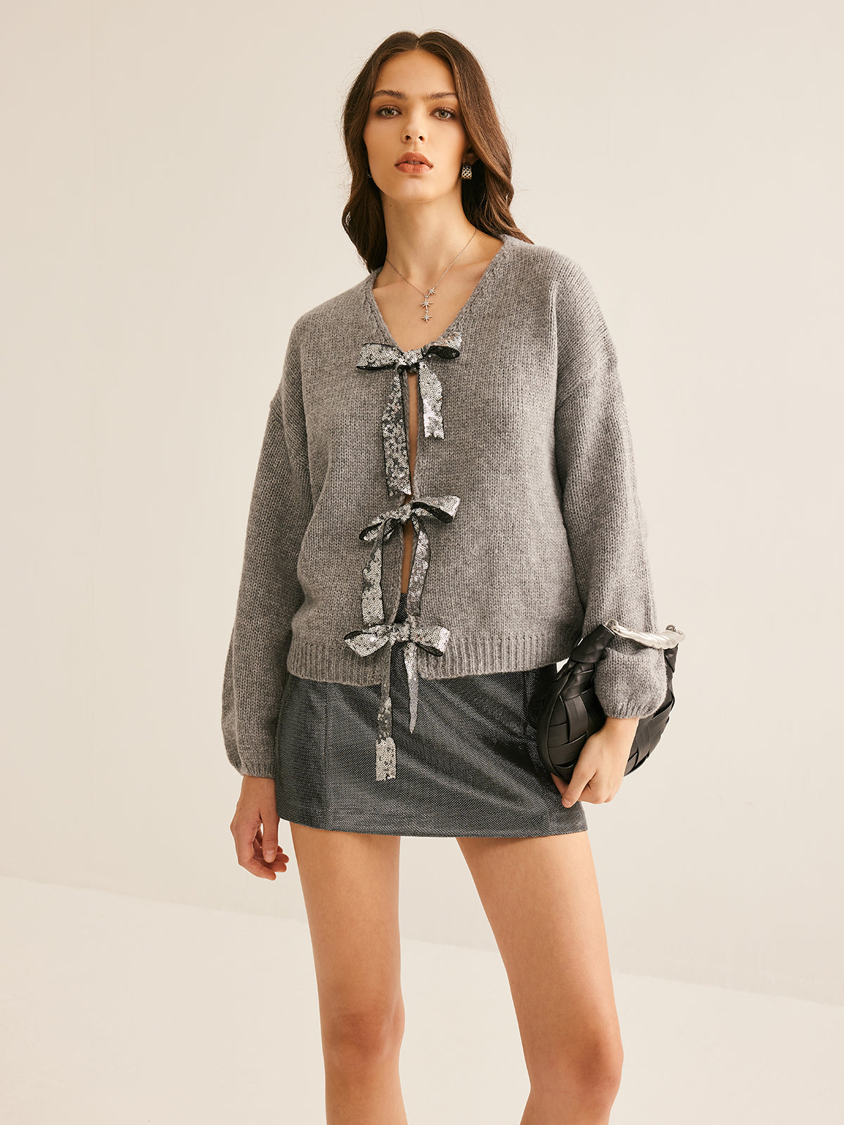 Kardigan z ozdobnymi wiązaniami na przodzie