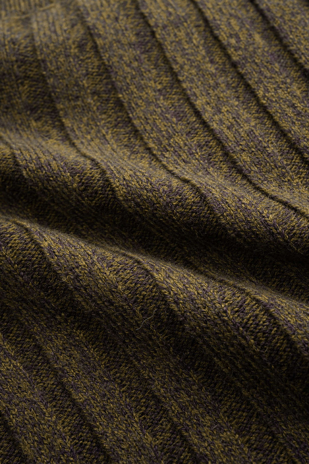 Kardigan z rozkloszowanym dołem i guzikami