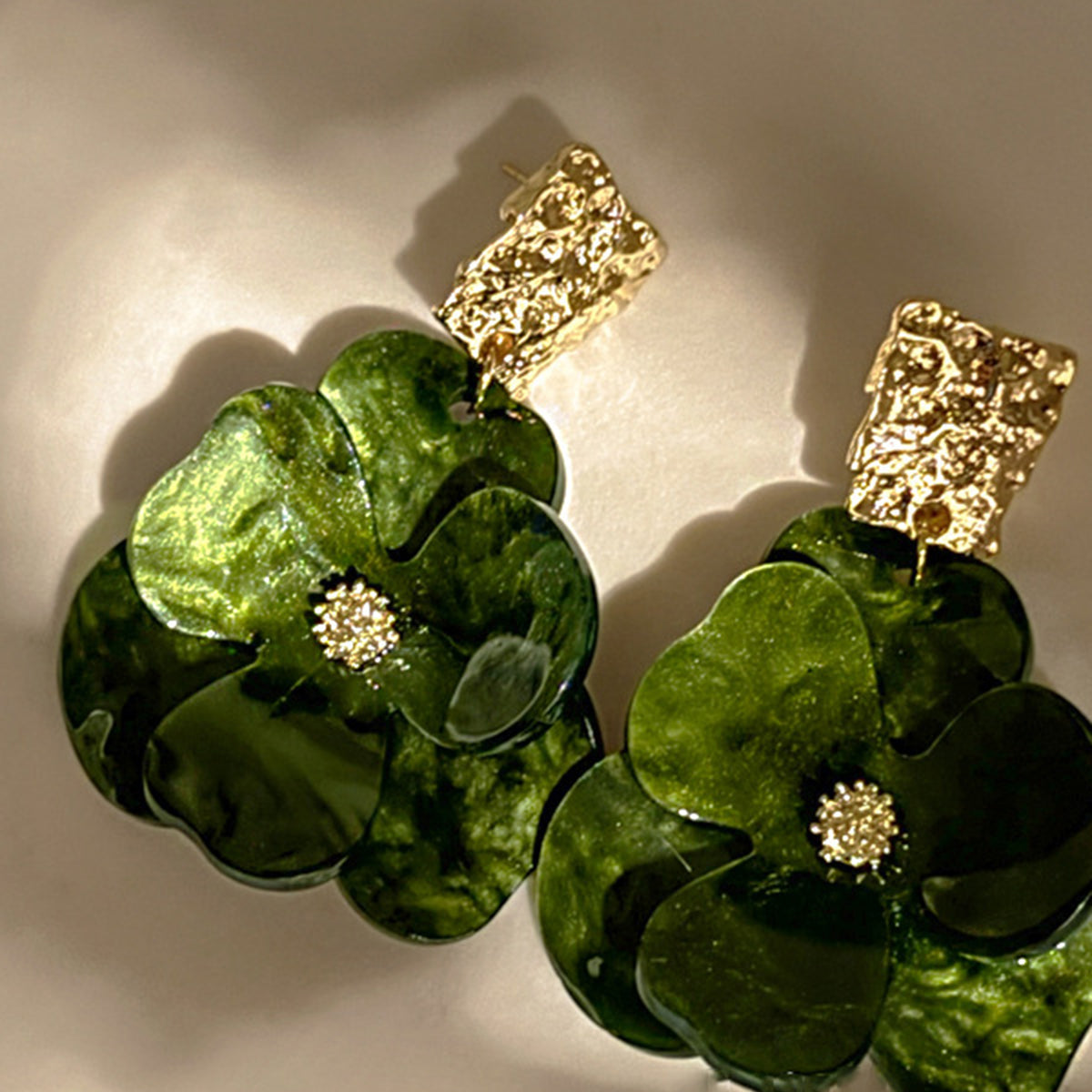 Kolczyki wiszące z kwiatowym motywem glamour