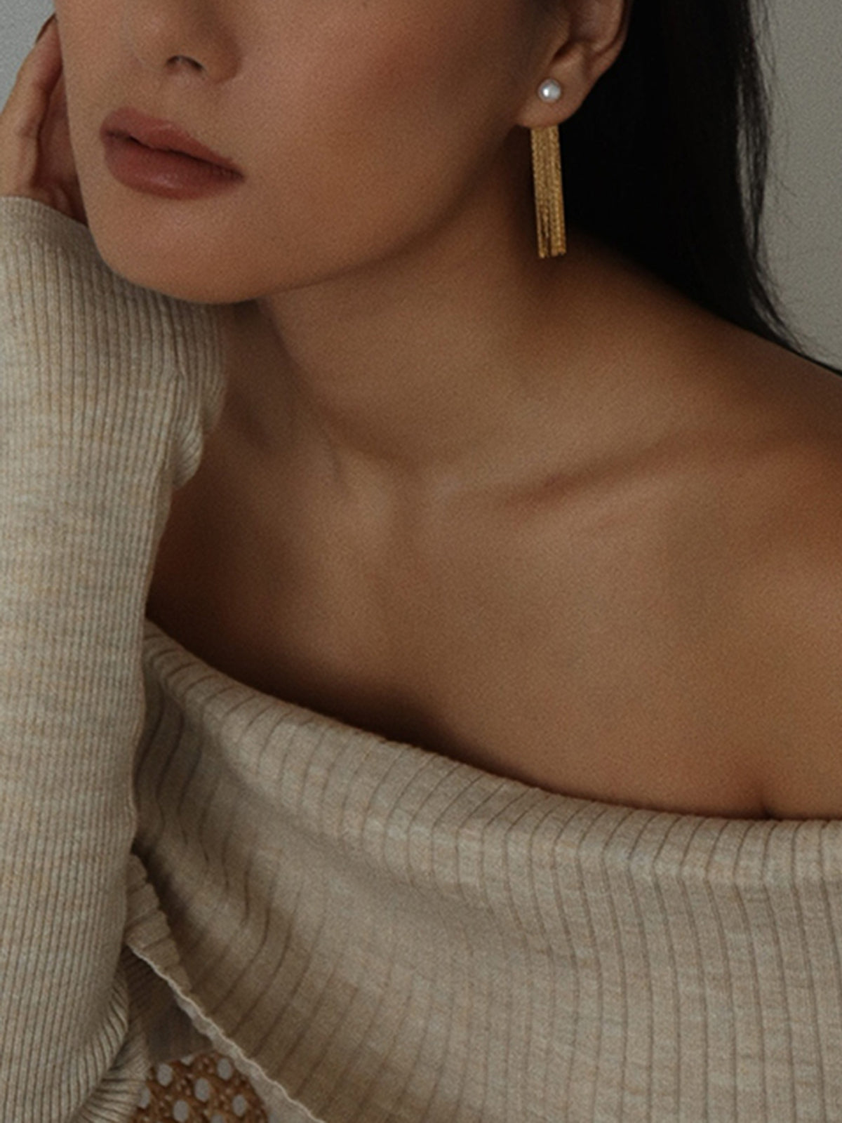 Kolczyki wiszące z perłowym detalem eleganckie