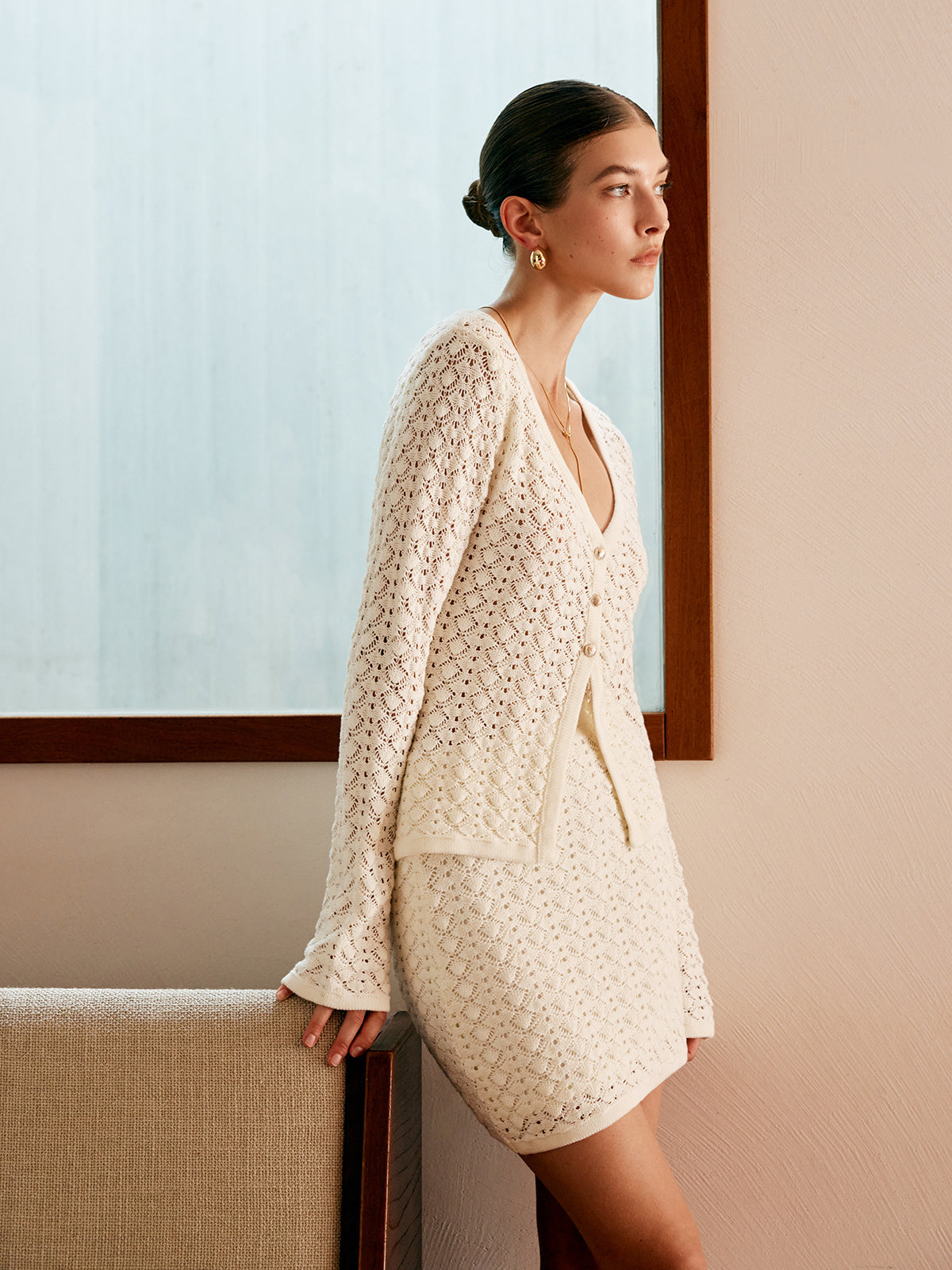 Komplet damski z ażurowym kardiganem i spódnicą