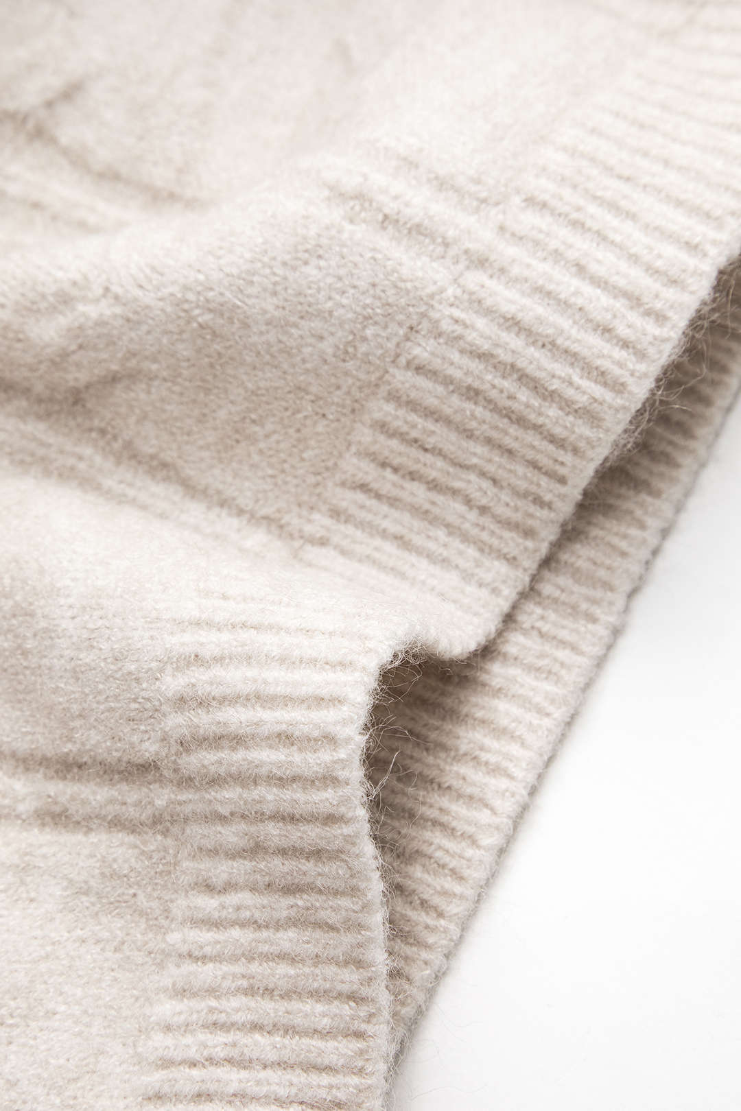 Komplet sweter i spódnica z ozdobnym splotem