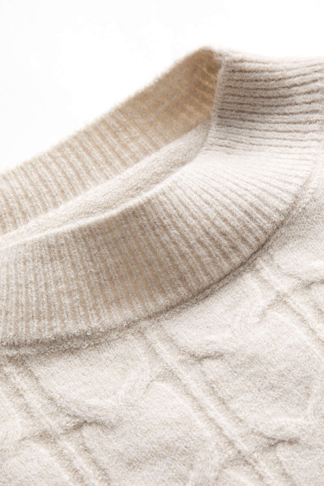 Komplet sweter i spódnica z ozdobnym splotem