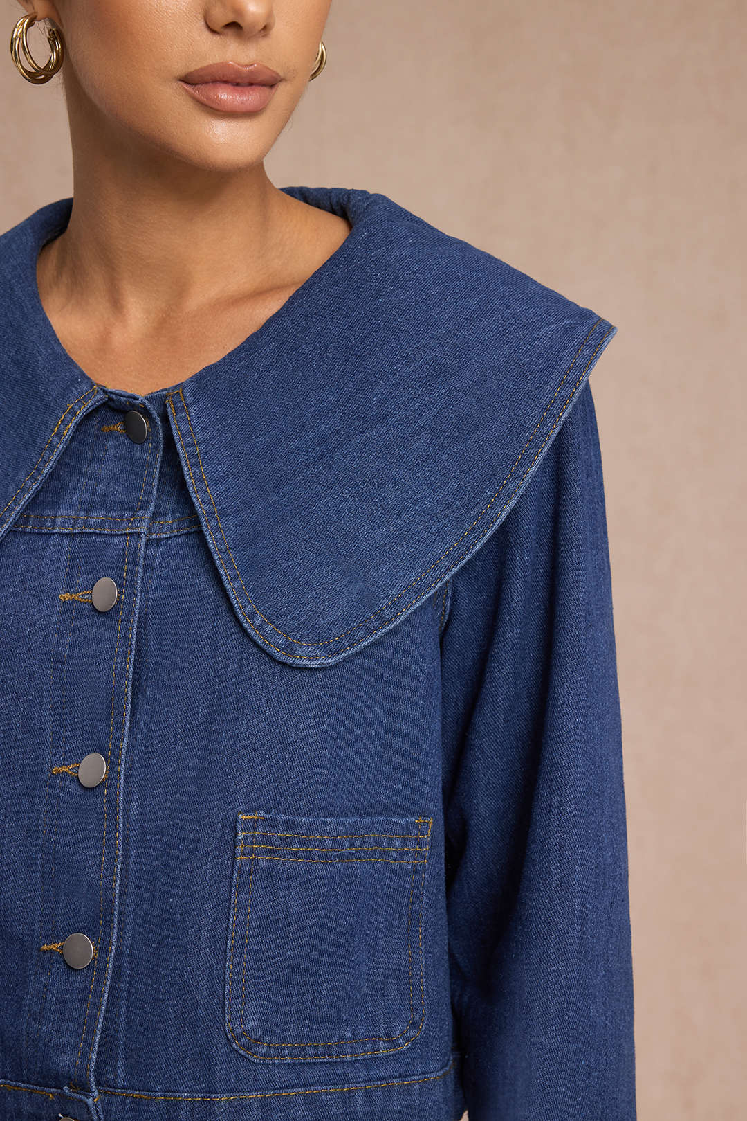 Kurtka jeansowa z dużym kołnierzem i kieszeniami