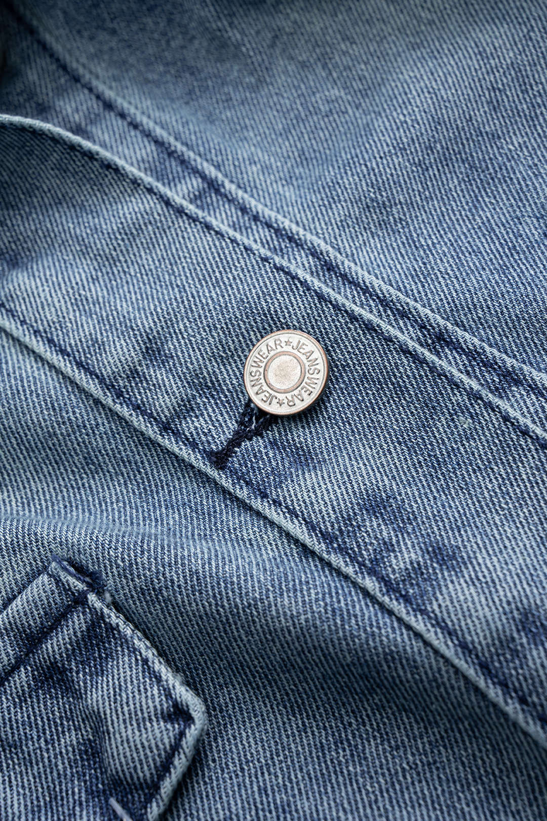 Kurtka jeansowa z paskiem i kieszeniami