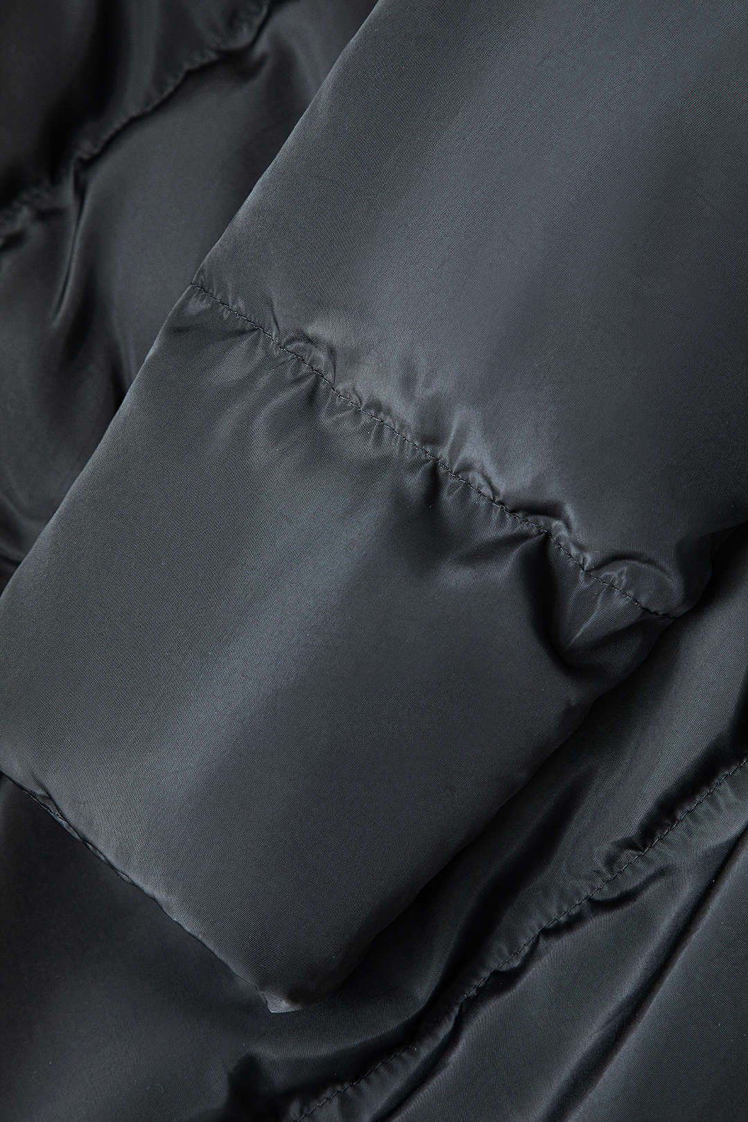 Kurtka pikowana z wysokim kołnierzem i zamkiem