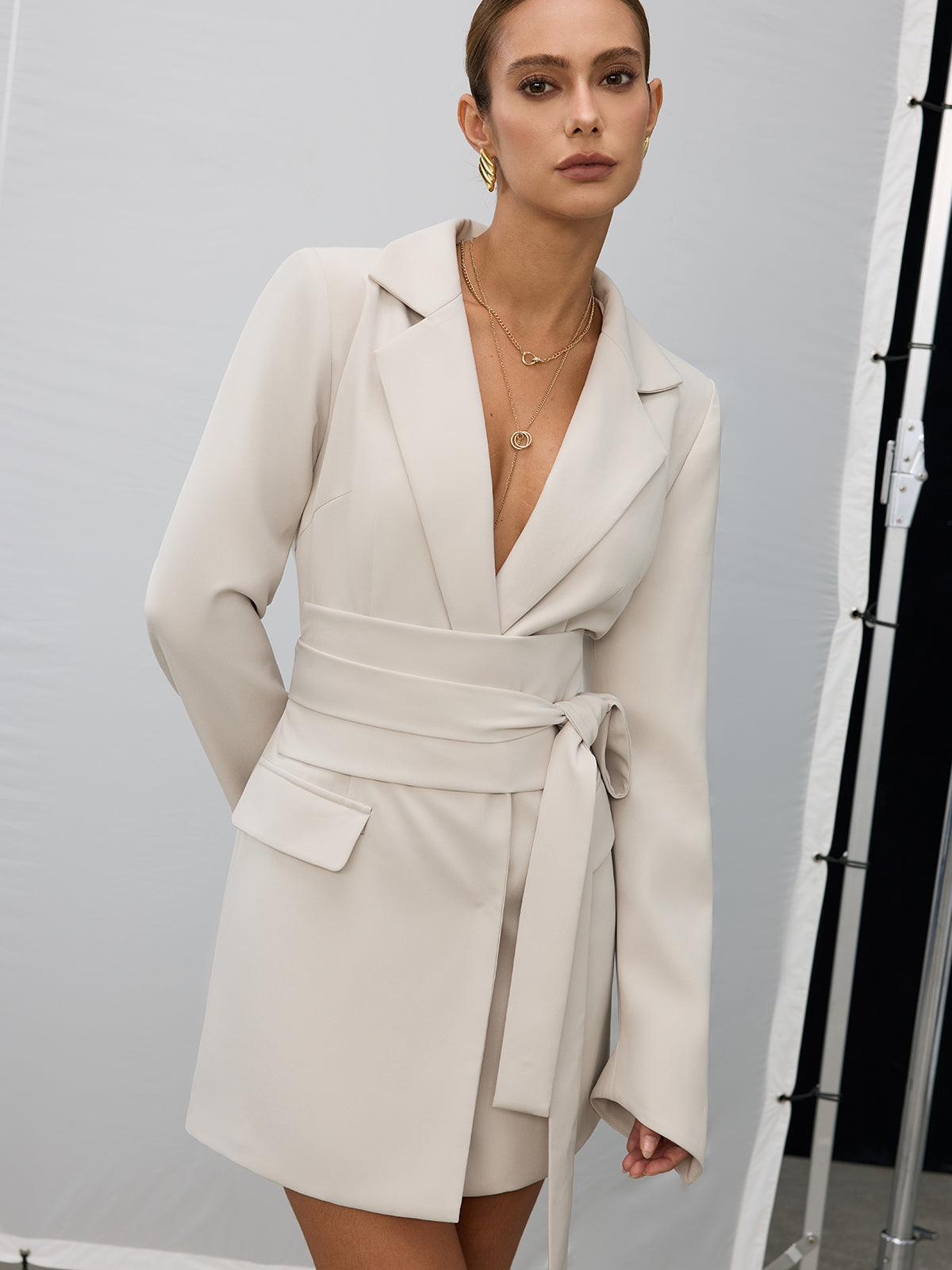 Marynarka z paskiem o eleganckim kroju mini