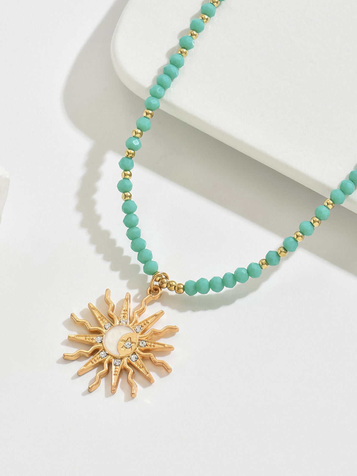 Naszyjnik z zawieszką w kształcie słońca