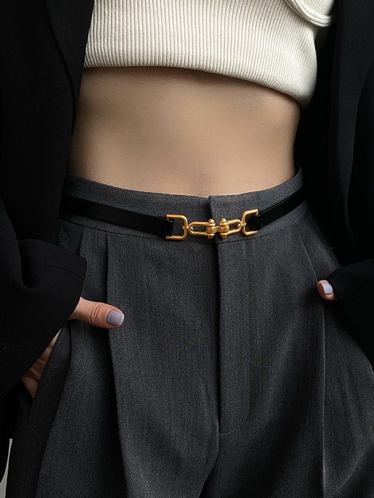 Pasek z ozdobną metalową klamrą