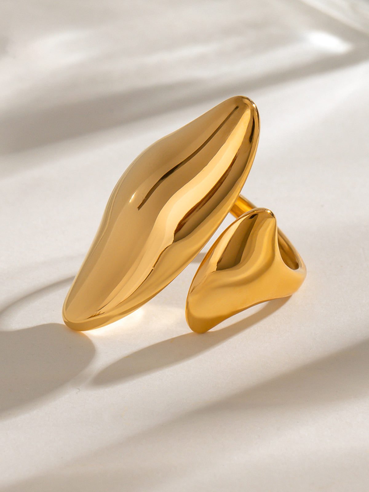 Pierścionek nowoczesny z asymetrycznym wykończeniem