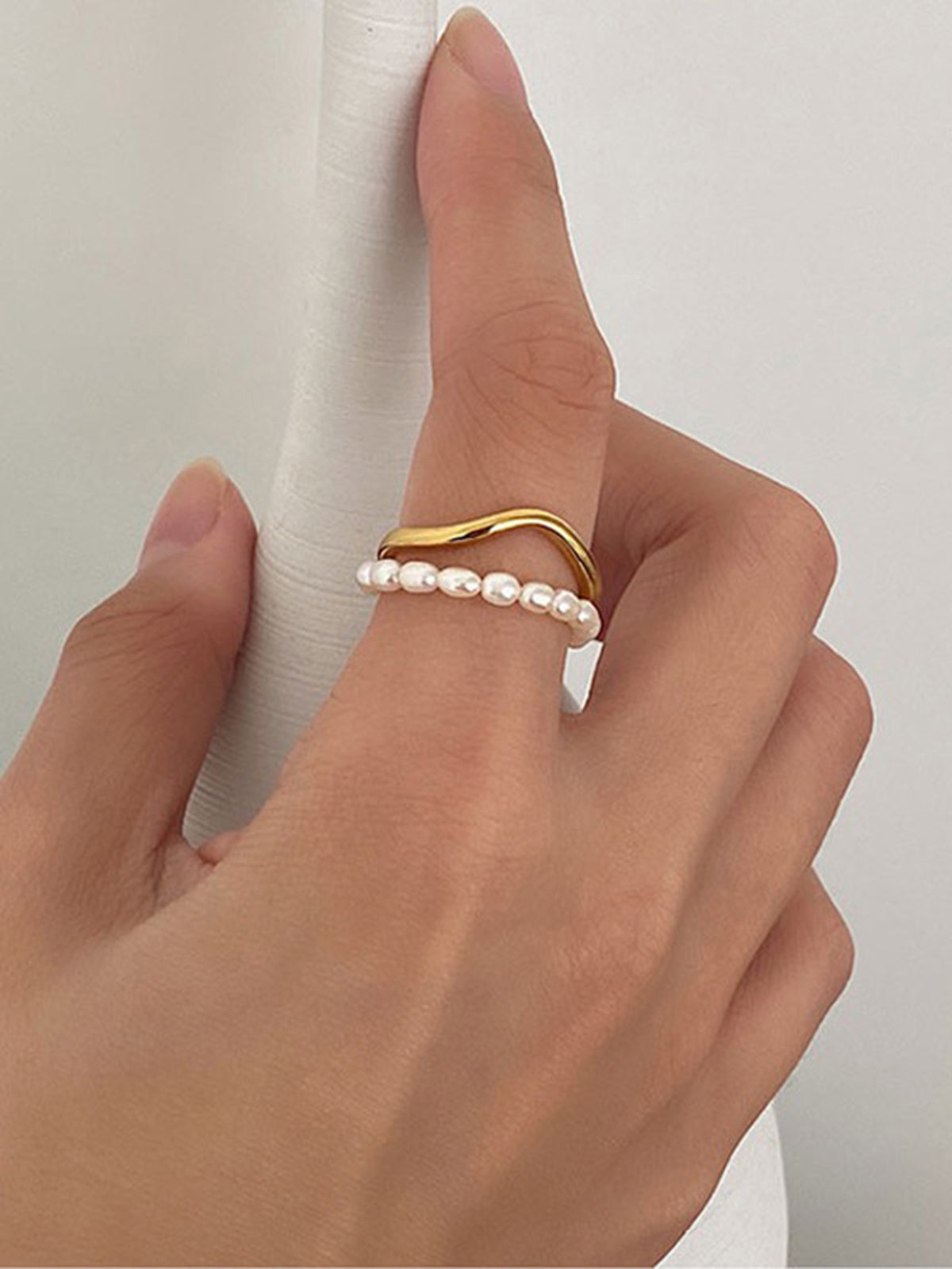Pierścionek podwójny z perłowym akcentem