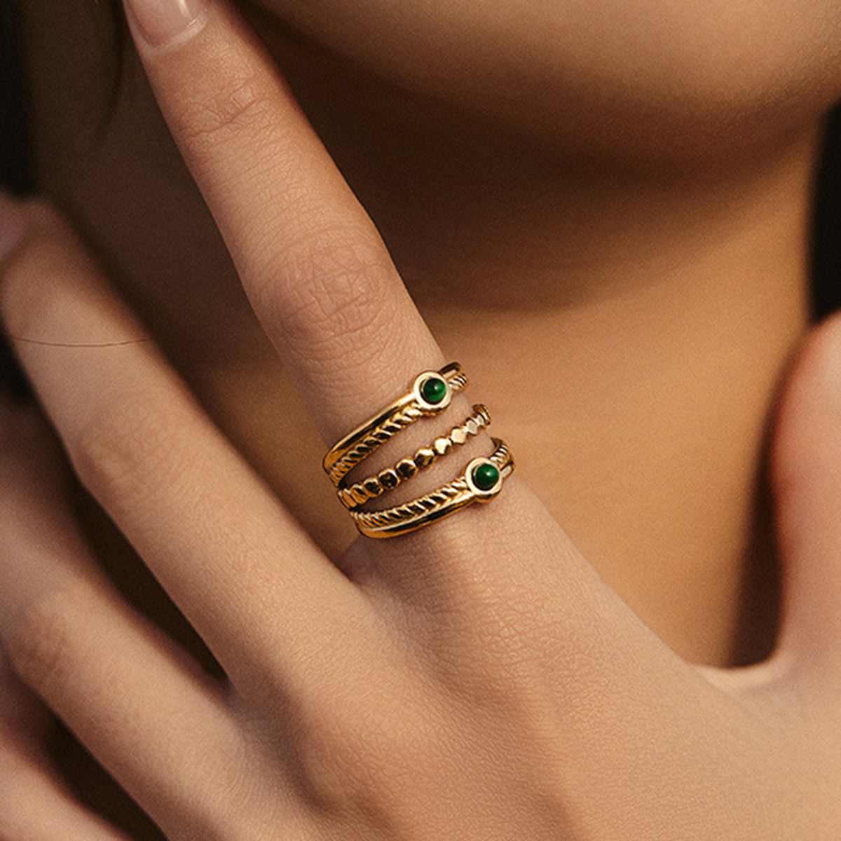 Pierścionek potrójny z zielonymi kamieniami elegancki