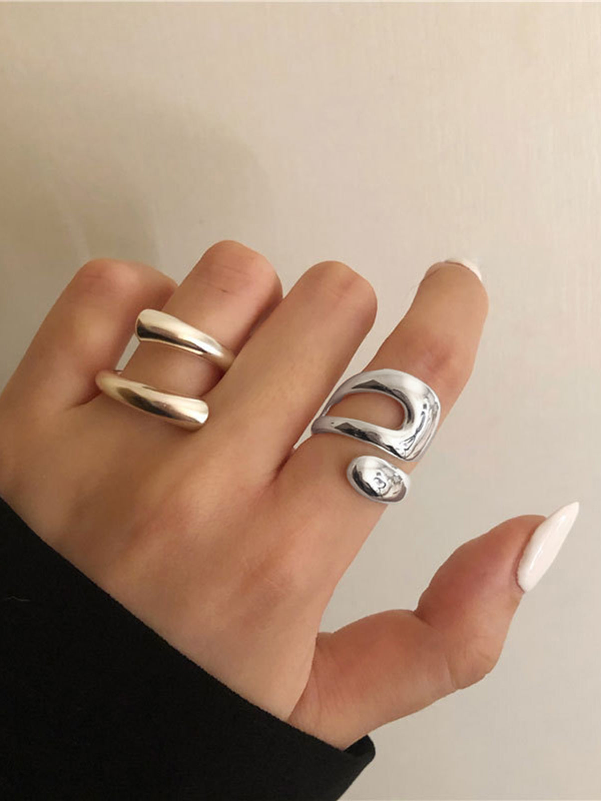 Pierścionek szeroki z asymetrycznym wycięciem