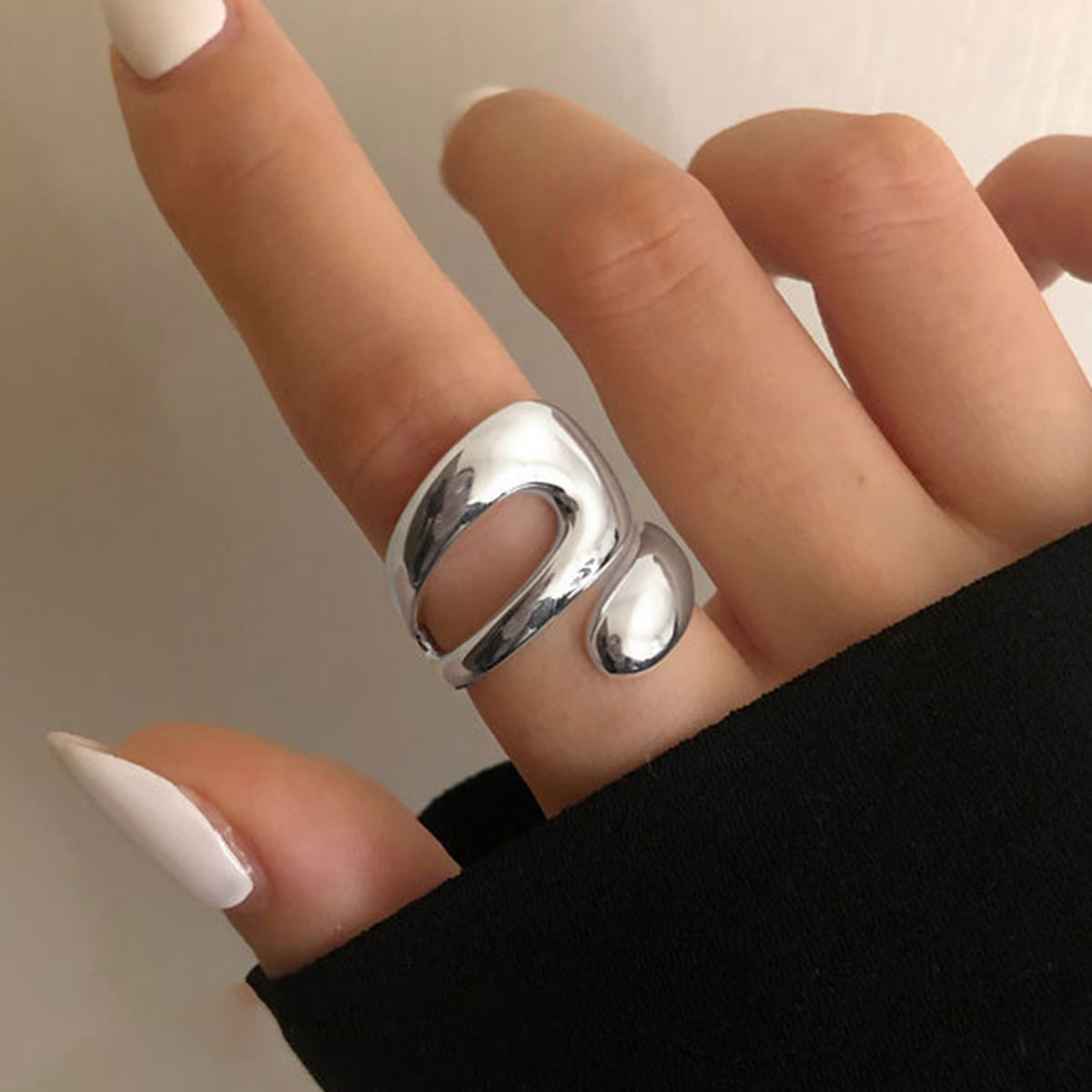 Pierścionek szeroki z asymetrycznym wycięciem