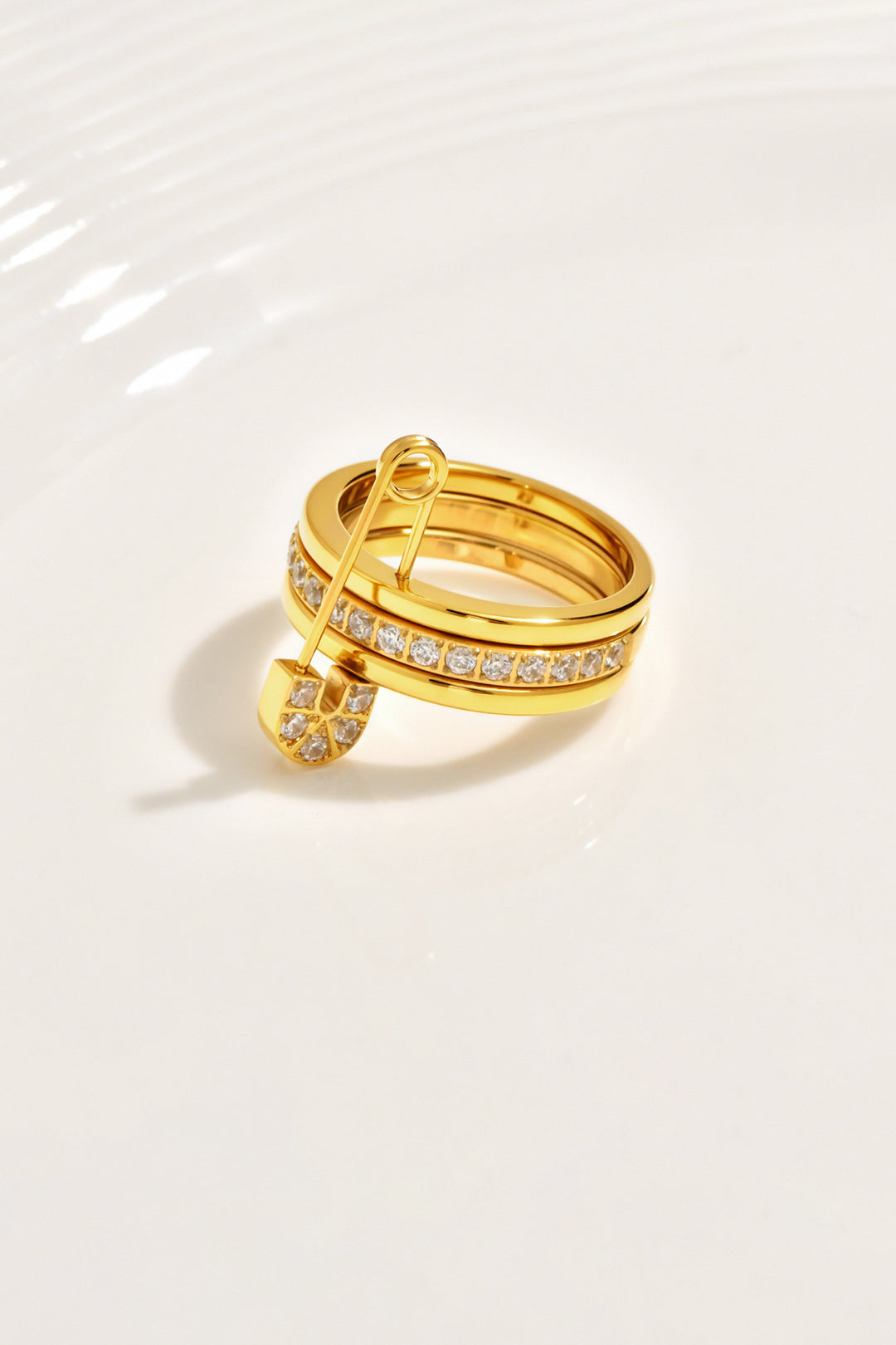 Pierścionek z ozdobnym motywem i cyrkoniami