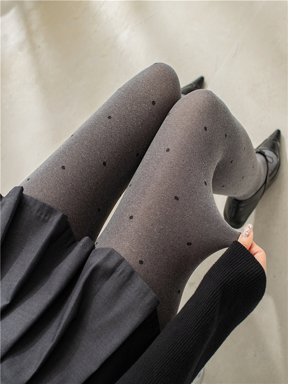 Rajstopy z delikatnym wzorem w kropki