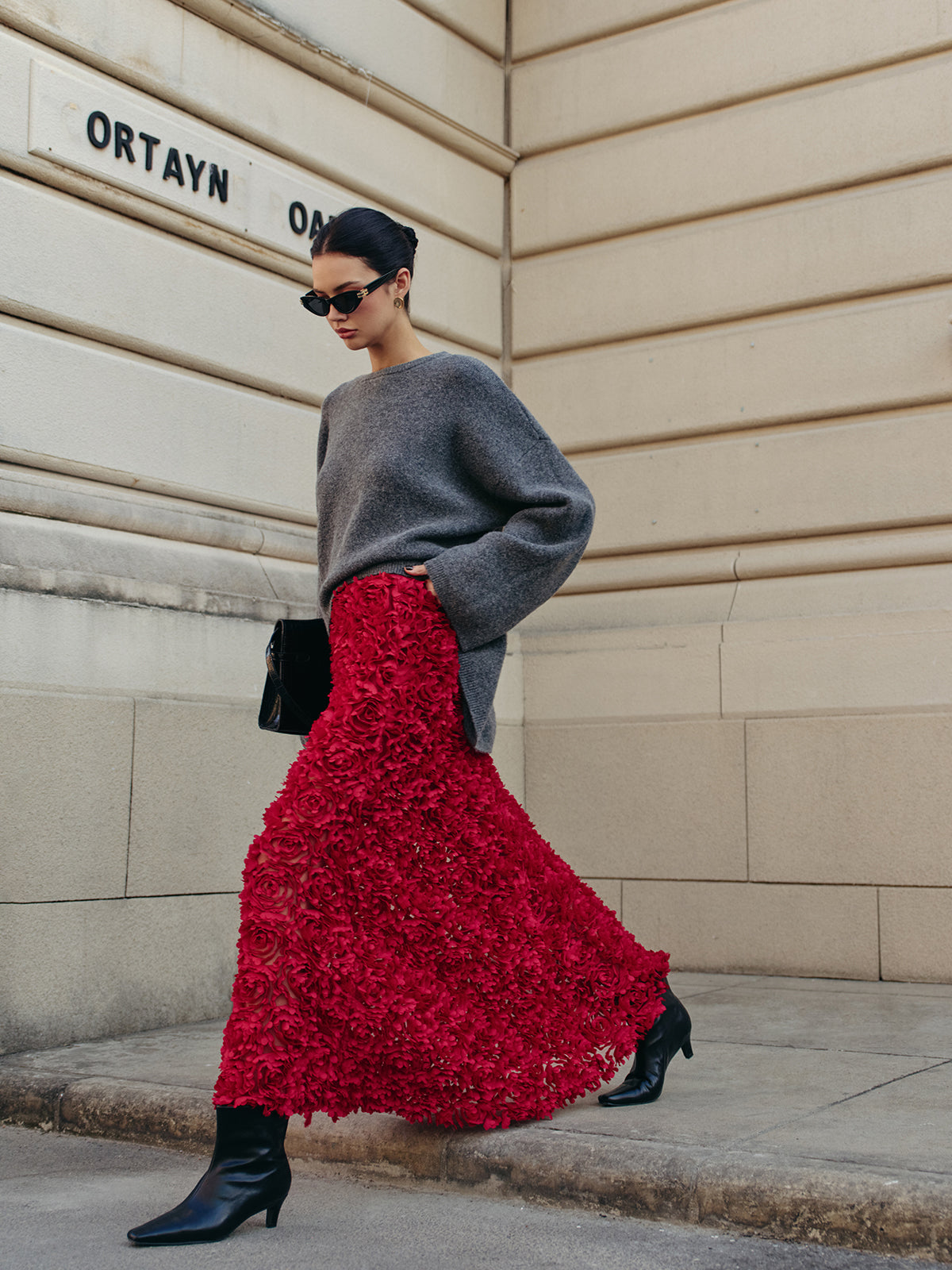 Spódnica długa z kwiatowym zdobieniem elegancka