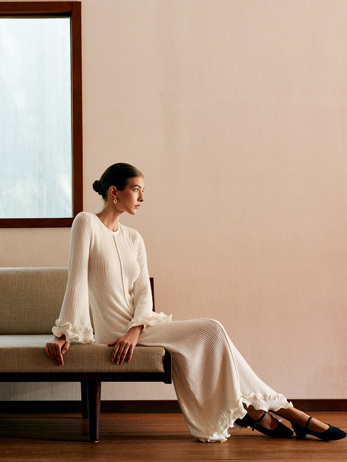 Sukienka dzianinowa z falbanami na rękawach