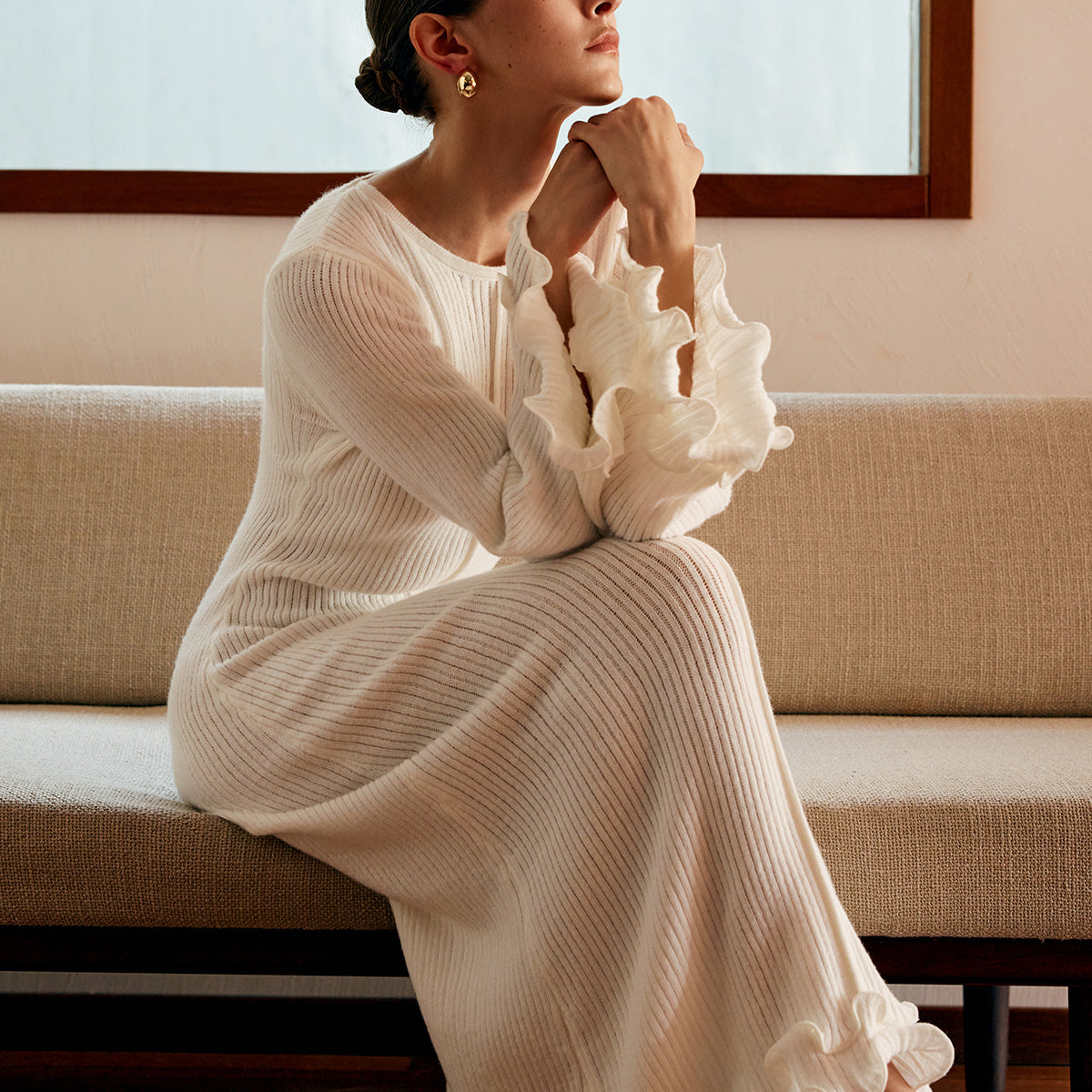 Sukienka dzianinowa z falbanami na rękawach