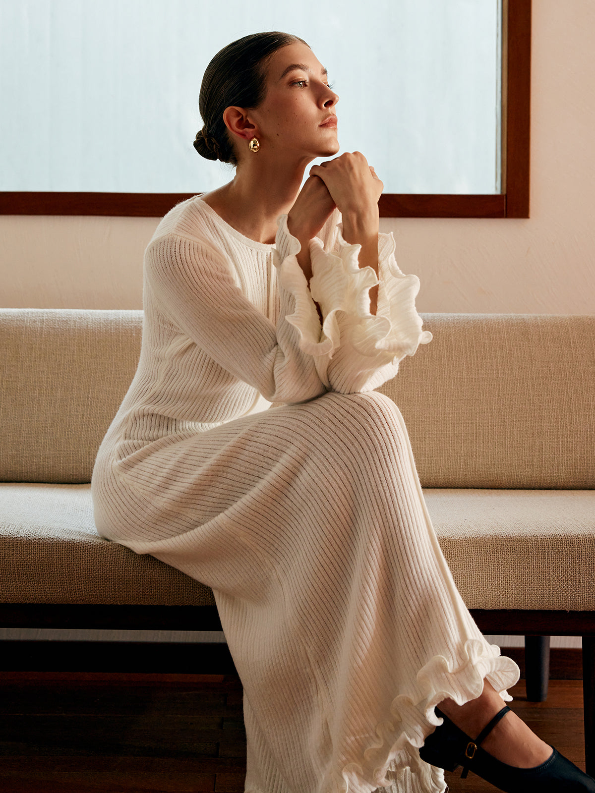 Sukienka dzianinowa z falbanami na rękawach