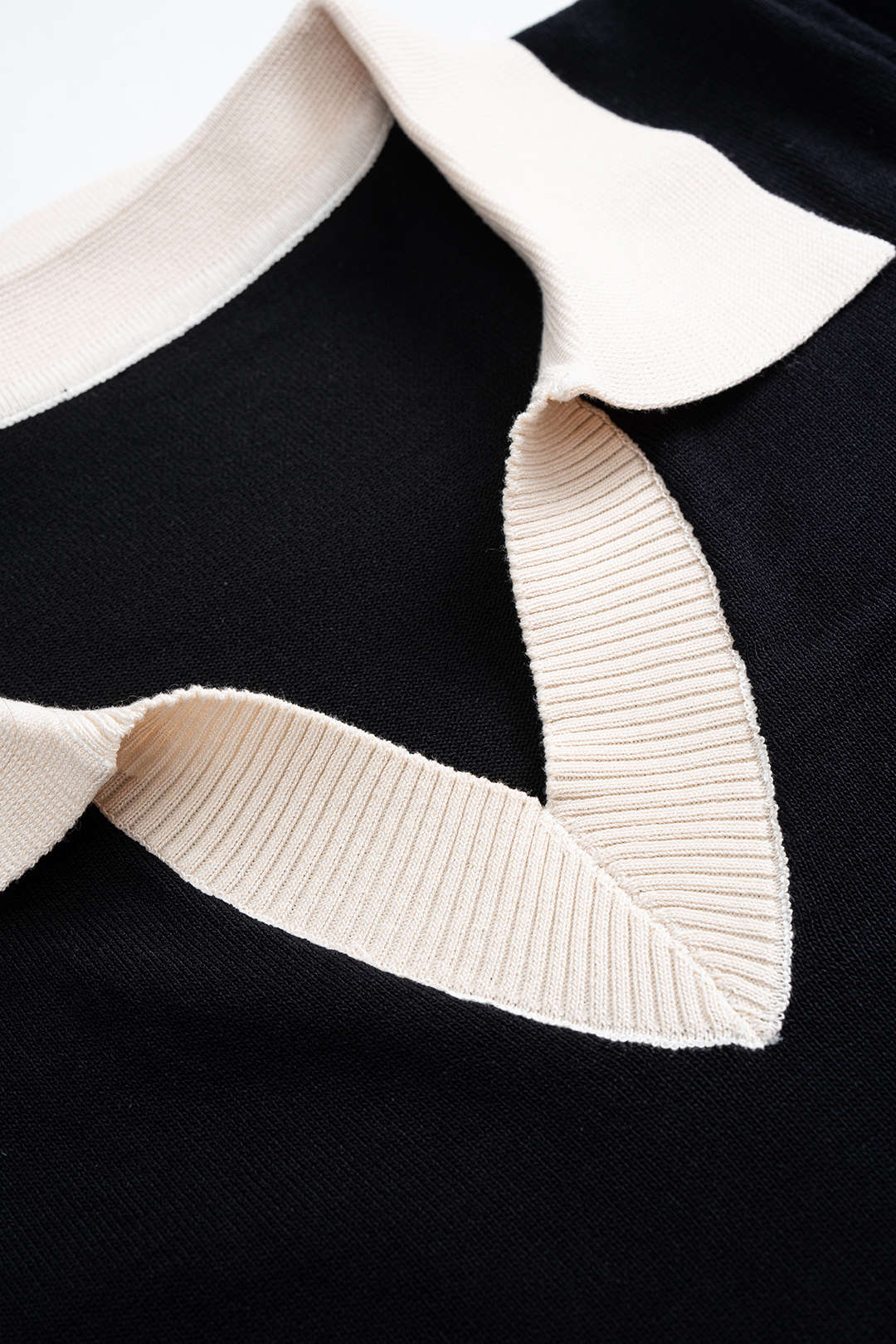 Sukienka dzianinowa z kontrastowym kołnierzem