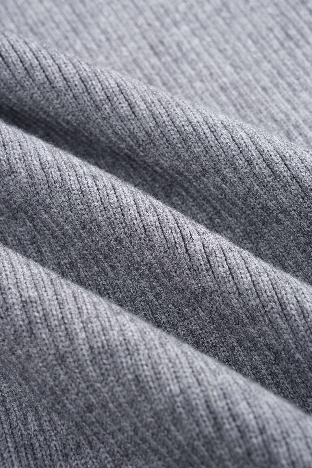 Sukienka dzianinowa z ozdobnymi guzikami midi