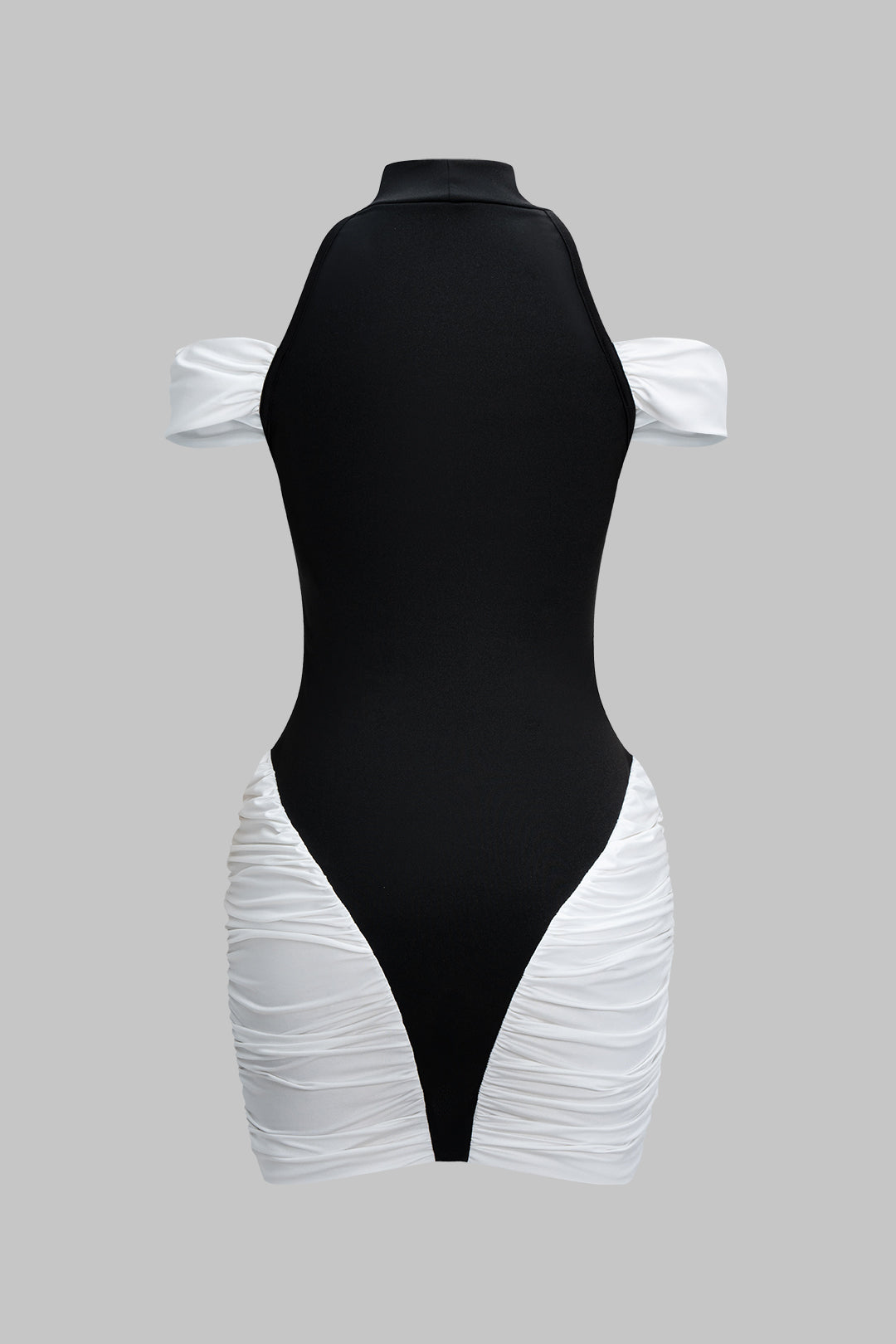 Sukienka mini z marszczeniami i odkrytymi ramionami