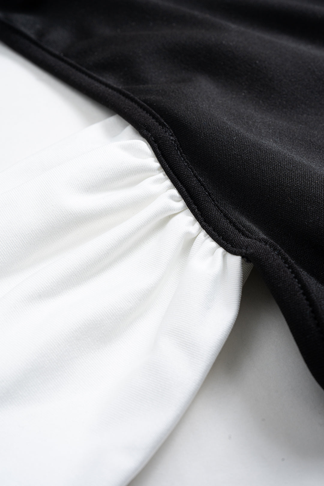 Sukienka mini z marszczeniami i odkrytymi ramionami