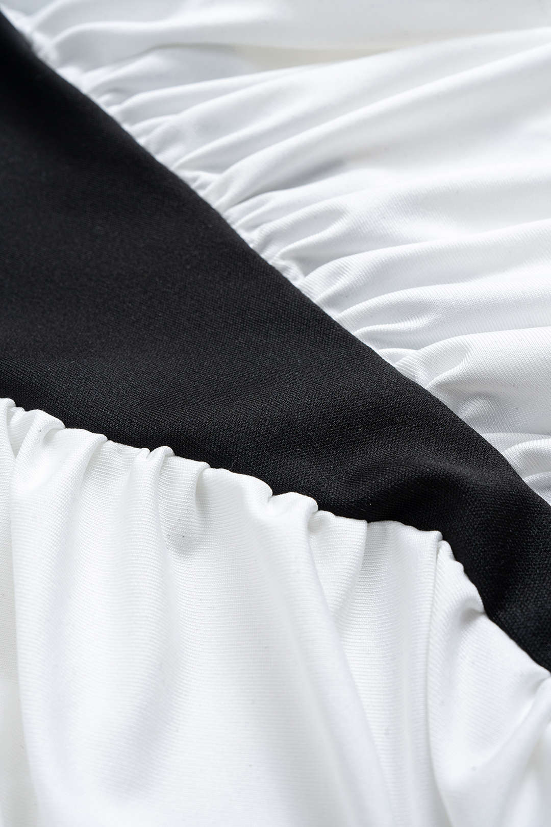 Sukienka mini z marszczeniami i odkrytymi ramionami